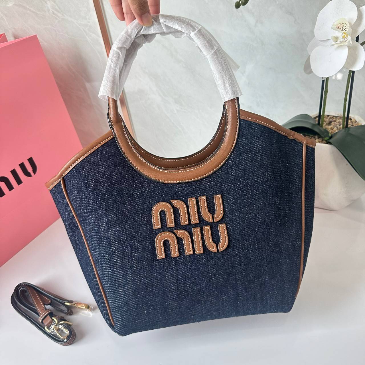 MIU MIU IVY CANVAS BAG / MIU MIU TOTE IVY MINI กระเป๋าถือหรือสะพายข้างทรงโท้ท รูปทรงทันสมัยน่ารัก สวยหรูมากๆคะ