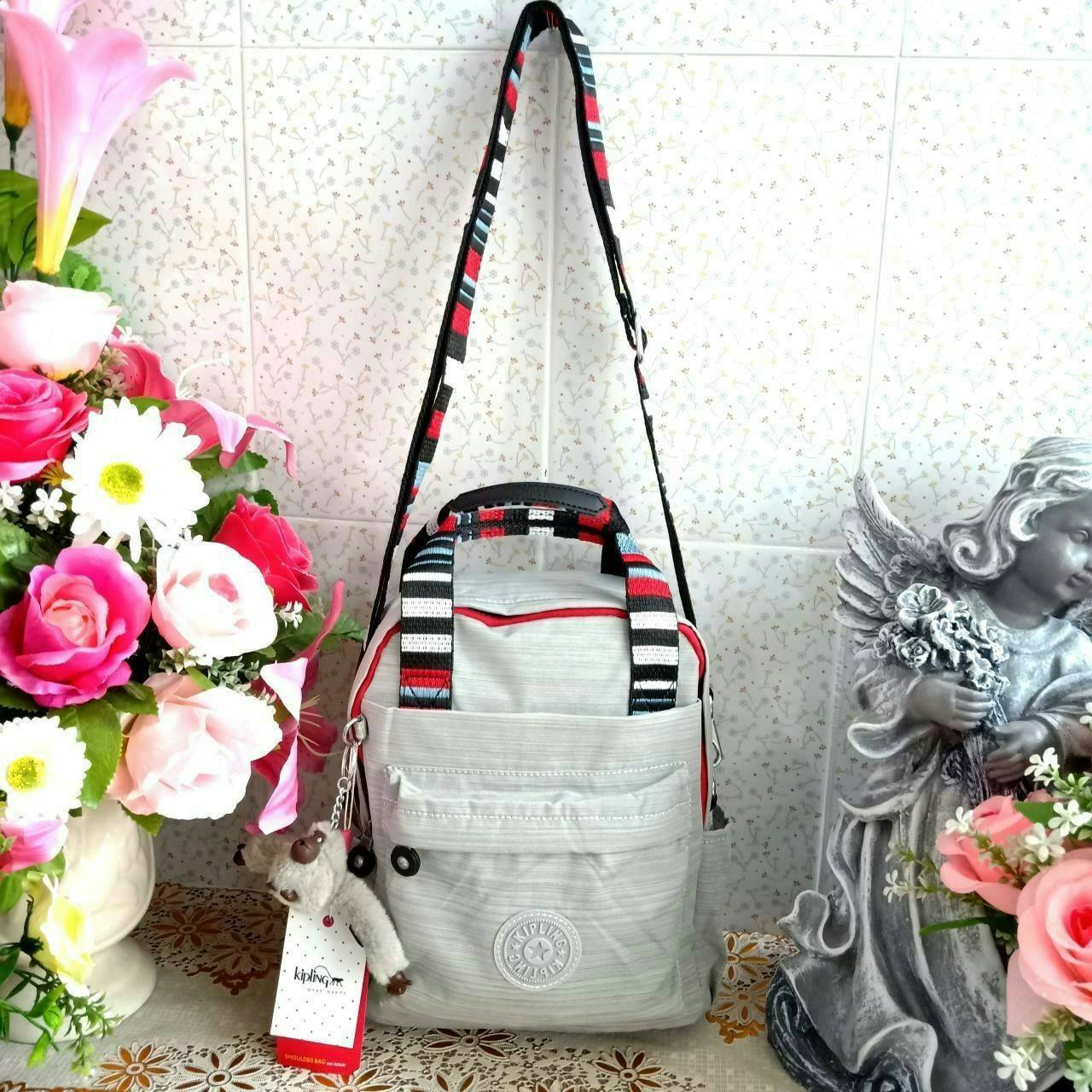 KIPLING 2WAYS MINI BACKPACK 👍กระเป๋าสะพาย2Wayรุ่นใหม่วัสดุ Nylon & Polyester 100% 👍หูหิ้วมีลายปั้มแบรนด์ 👍สายสะพายยาวเลื่อนปรับได้ถอดได้ 👍สามารถถือหรือสะพายได้ จะสะพายไหล่ สะพายเฉียง Crossbody หรือจะคล้องสายเป็นเป้สะพายหลัง