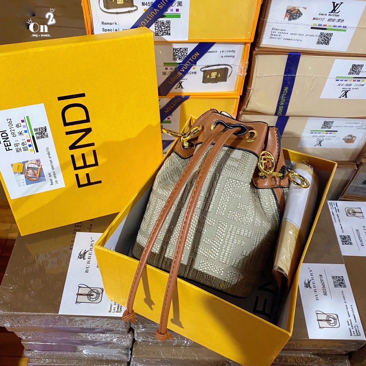FENDI MINI BUCKET BAG / Fendi Mon Tresor Beige Raffia mini Bag กระเป๋าสะพายทรงขนมจีบยอดฮิต ไซส์มินิ ที่น่ารักน่าใช้มาก ดีไซน์สวยอยู่ทรง วัสดุผ้าแคนวาสสลับหนังแท้ ดีเทลห่วงคล้องอะไหล่สวยหรู มาพร้อมสายสั้นคบ้องแขน และสายครอสบอดี้สำหรับสะพายข้าง สลับใช้ได้ไม