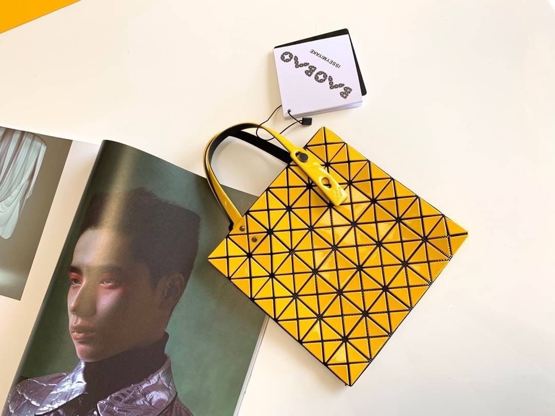 BAOBAO ISSEY MIYAKE 6x6 BLOCK TOTE BAG กระเป๋าถือทรง shopping โท้ท ลายตาราง บล็อคสี่เหลี่ยมสามเหลี่ยม ภาพสินค้าถ่ายจากงานขายจริง ใช้งานต่างประเทศได้ค่ะ