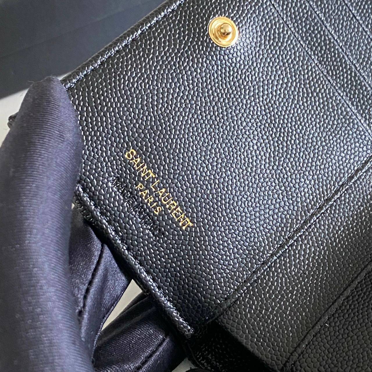 VIP GIFT 】หนังแท้ YSL SAINT LAURENT Monogram Zipped Bifold Wallet มาแล้วจร้า ถามหากันเยอะมากๆ กระเป๋าสตางค์ใบสั้นที่ใส่แบงค์ ใส่บัตร ใส่เหรียญได้เยอะสุดๆ มีสองด้านซิปและพับ ใบเดียวครบจบเลย หนังสวยมาก ละเอียดสุดๆ