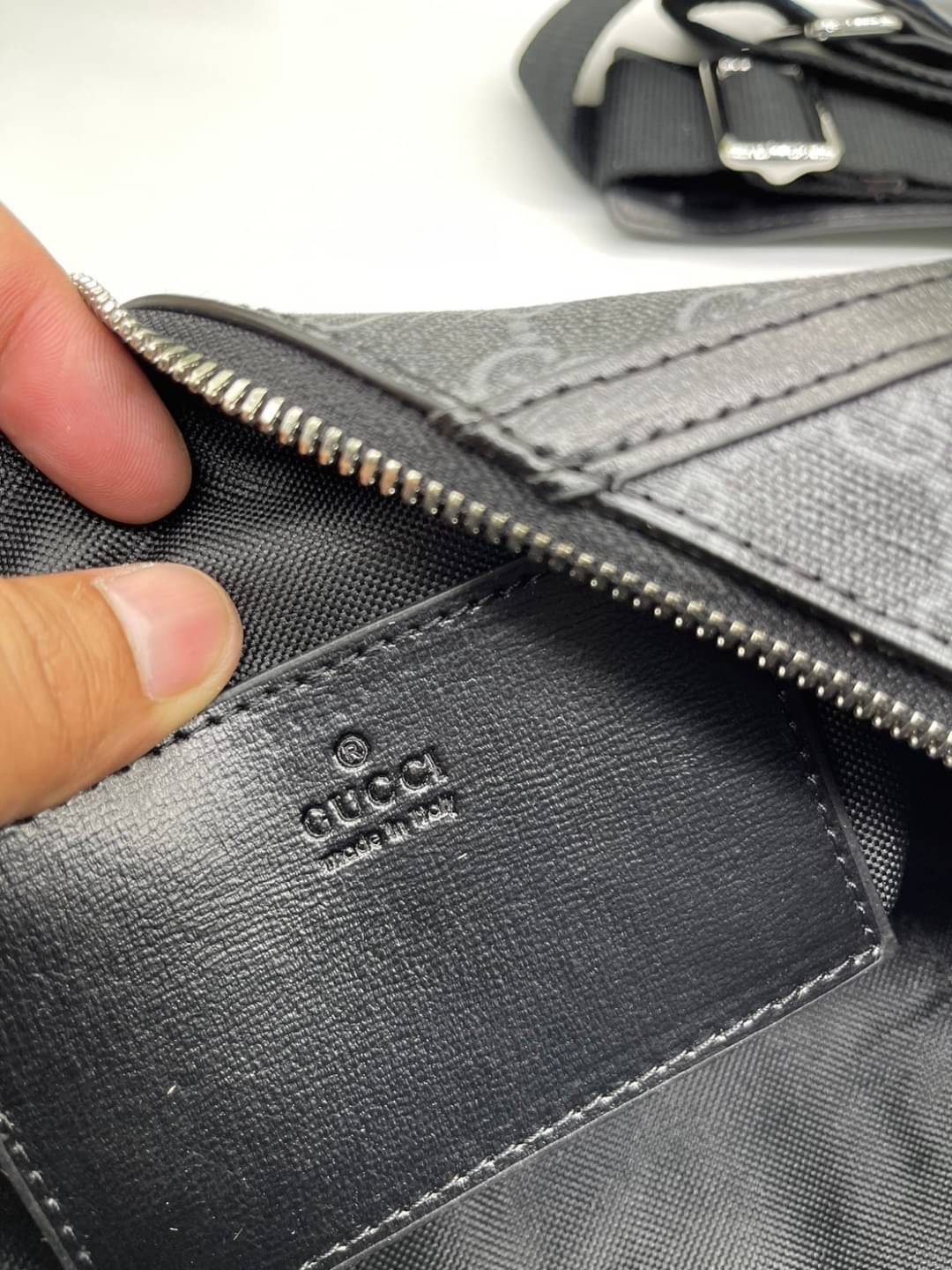 GUCCI Small duffle bag with Interlocking G เกรดออริจินอล กระเป๋าสะพาย กระเป๋าถือทรงหมอนสวยสีดำคลาสสิค วัสดุหนังแคนวาสอย่างดี ใบจริงสวยมาก! เปิด-ปิดกระเป๋าด้วยซิป หัวซิปตัว G อะไหล่สีทอง เลิศ!! ภายในโล่งกว้าง มาพร้อมสายสะพาย ปรับได้ ถอดออกได้ จะถือหรือสะพา