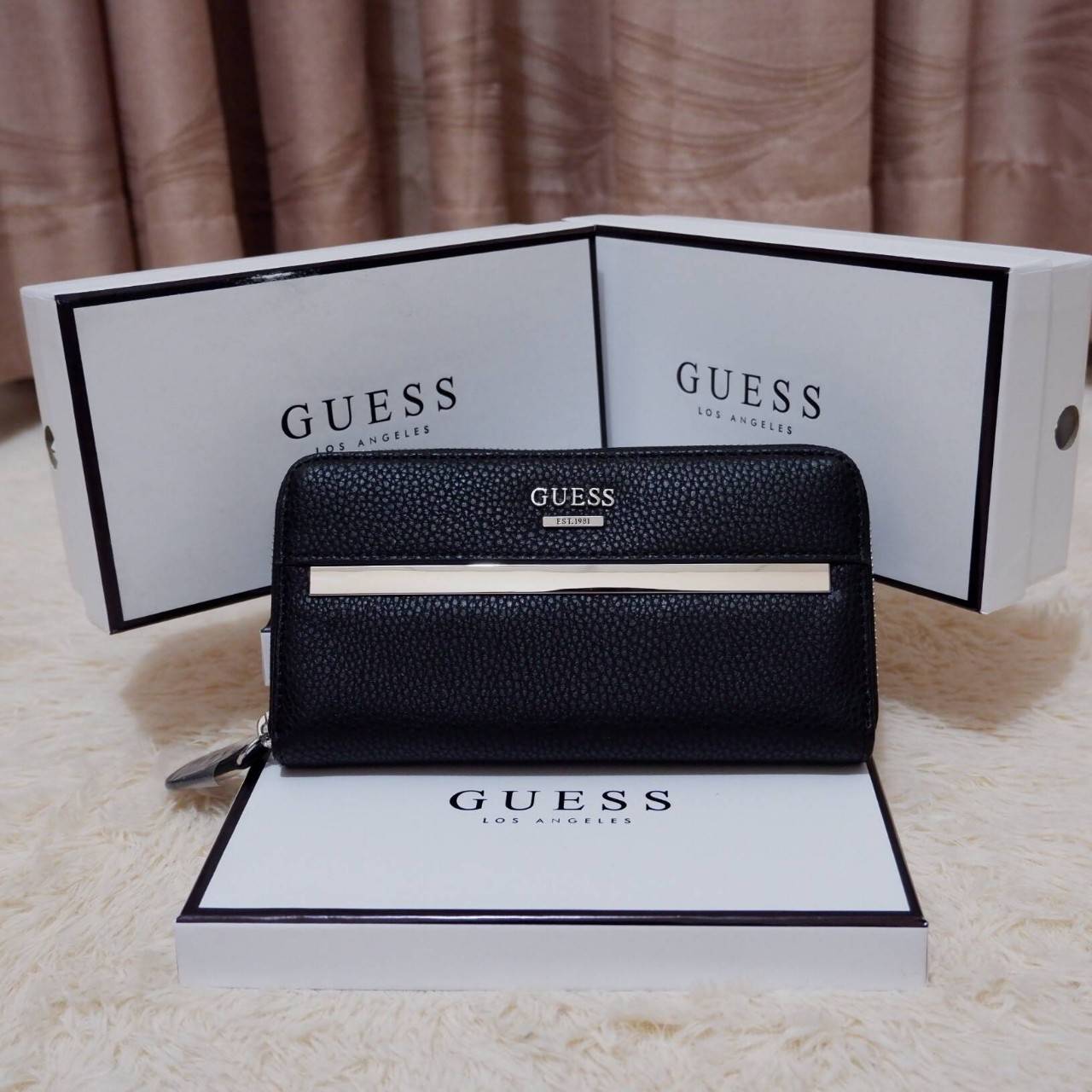 GUESS FACTORY WOMEN'S WALLET กระเป๋าสตางค์ใบยาว ดีไซน์สวย วัสดุหนังนิ่ม ประดับโลโก้แบรนด์สวย เปิดปิดด้วยซิปบน ภายในมีทั้ง ช่องใส่ธนบัตร แบงก์พัน และช่องใส่บัตรหลายช่องแยกเป็นสัดส่วน ภาพถ่ายจากสินค้าจริงสวยน่าใช้ค่ะ สาวๆที่กำลังหากระเป๋าสตางค์แบรนด์ดั