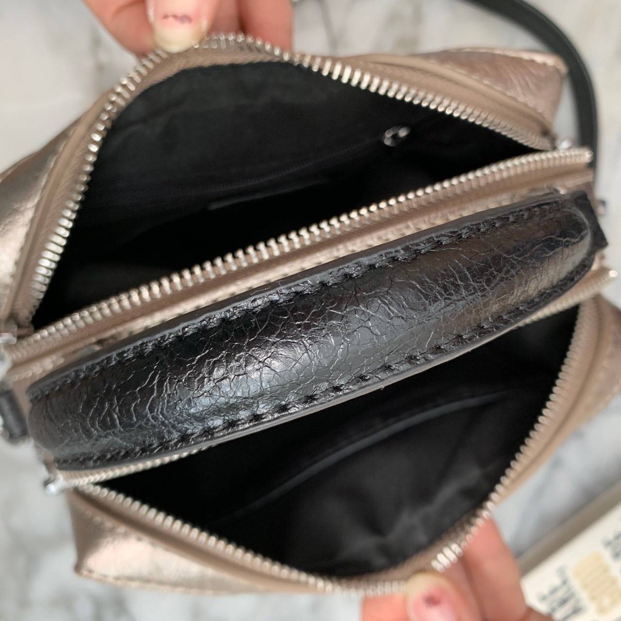 💘 New in KEEP ' Baleny' กระเป๋าทรงหมอนที่ดีไซน์ออกมาสุด Chic สวยแบบไม่จำเจ ขนาดมินิกะลังดี หนัง ลายเอกลักษณ์ ตัดกับอะไหล่เงินได้ ลุคคูลๆ แต่งชุดไหนก้อ แมทช์แน่นอนค่า ปากกระเป๋ามีช่องซิป 2 ด้านแบ่งเก็บของได้สะดวกมากมีซิปปิดอย่างดี หางซิป 