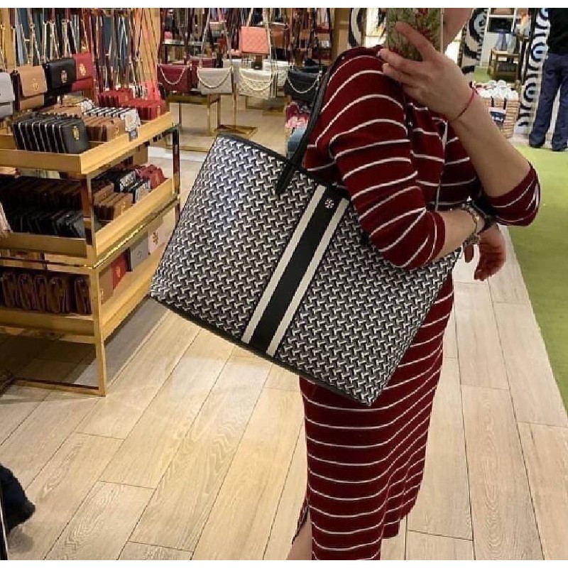 TORY BURCH T LINK TOTE BAG กระเป๋าสะพายไหล่ทรงช้อปปิ้ง ทรงคลาสสิค ฮิตตลอดกาล ทรงสวยขนาดกำลังดี ตัวกระเป๋า วัสดุหนัง PU ด้านหน้าติดโลโก้แบรนด์มาพร้อมที่คล้องกุญแจ ตัดแถบเส้นลายกราฟฟิค เปิดปิดด้วยกระดุมแม่เหล็ก ภายในมีช่องแยกลายแบรนด์สวยงาม โล่งกว้าง ภายในบ
