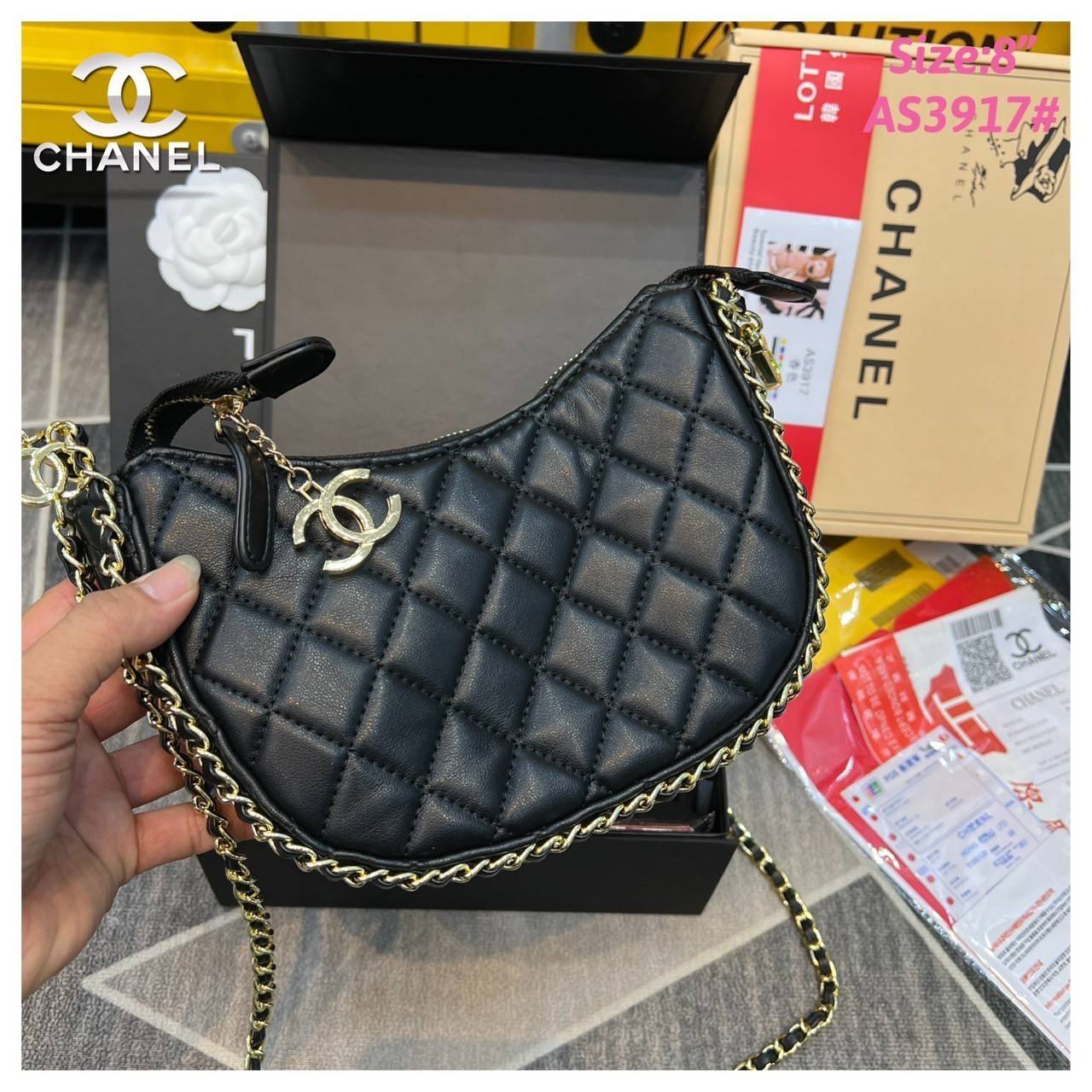 Chanel Pouch Hot item 2023 กระเป๋าสะพายกึ่งพอช ใบเล็กน่ารักน่าใช้ ถือไปไหนก็อัพลุคปัง วัสดุหนังแกะ สัมผัสนิ่มมือ หูจับในตัว ปรับได้อีกเล็กน้อย มาพร้อมสายสะพายโซ่ ความยาวกำลังดี