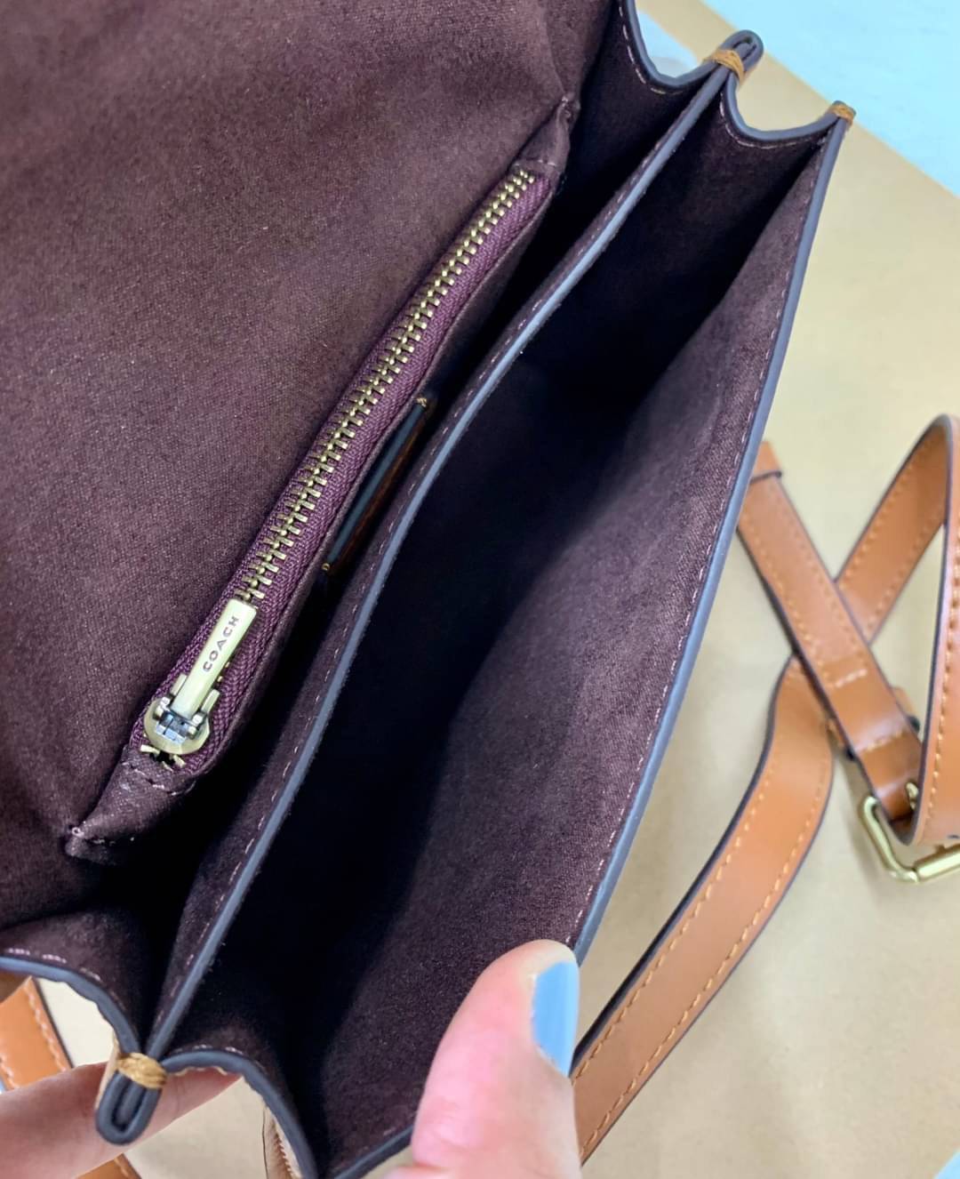 โลโก้รุ่นใหม่ล่าสุด หรูดูดีมากๆค่ะ🌈 COACH TABBY TOP HANDLE ((c3887//c0773)) พร้อมส่งที่ไทยค่ะ! กระเป๋าหิ้ว//สะพายข้างได้ หนังแท้อย่างดี กหนึ่งใบทำหนังสองลายได้อย่างสวยงาม พร้อมโลโก้รุ่นใหม่ล่าสุดดูดีมากๆค่ะ เปิดปิดกระเป๋าแบบกดล็อค ภายในมีช่องหลักส