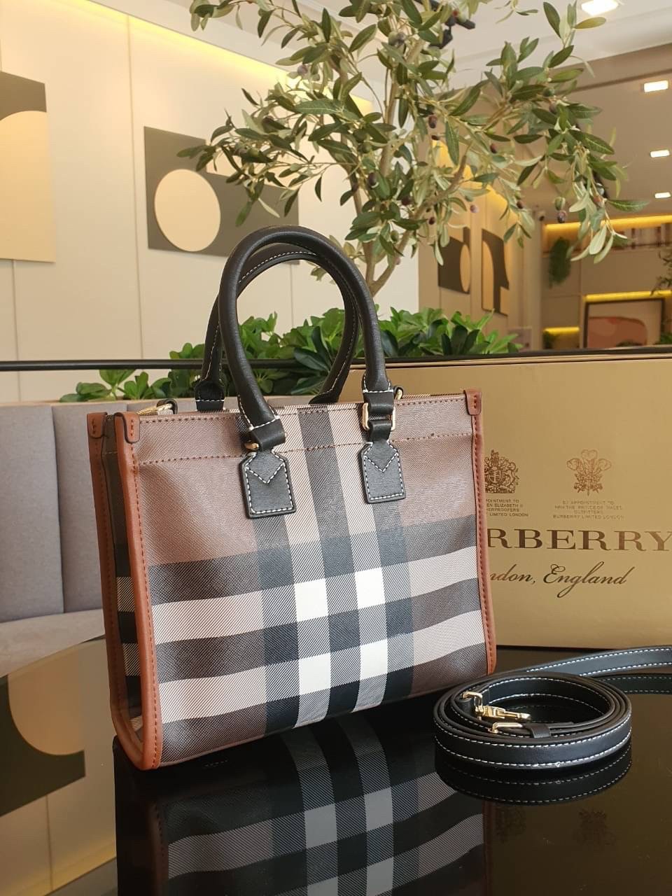 Burberry Mini Freya Tote in Dark Birch Brown / BURBERRY MINI FREYA TOTE BAG กระเป๋าถือ กระเป๋าสะพายครอสบอดี้ วัสดุหนังพิมลาย MONOGRAM โทนเข้ม