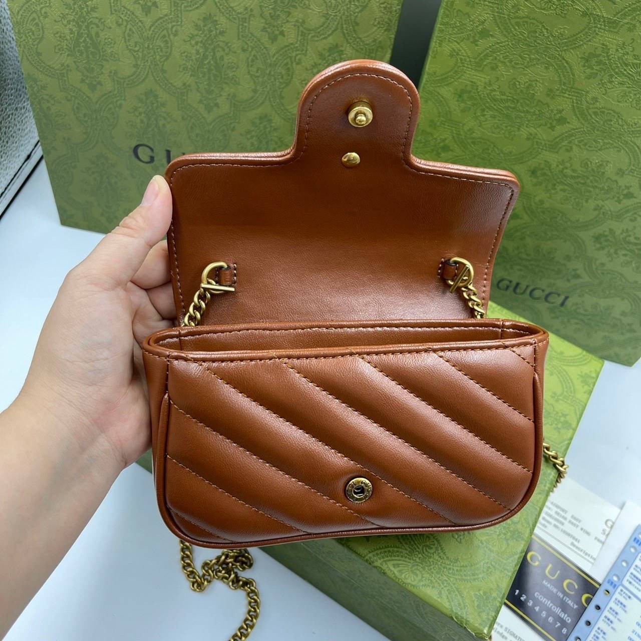 หนังแท้ GUCCI GG Marmont matelasse super mini bag / GG Marmont super mini quilted leather shoulder bag กระเป๋าสะพายข้างใบเล็ก น้องมินิ น่ารั๊กมุ้งมิ้ง วัสดุหนังแท้เชฟรอน สายสะพายแบบโซ่ อะไหล่ทองหรูหรา ด้านหน้าประดับโลโก้แบรนด์หรู ทนทาน แข็งแรง น้ำหนักเบา 