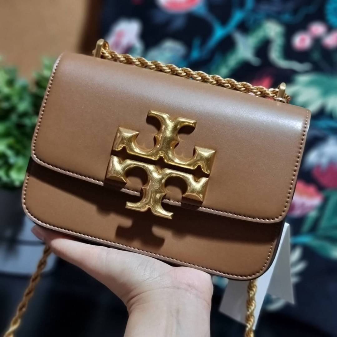TORY BURCH ELEANOR SMALL CONVERTIBLE SHOULDER BAG ฮอตไอเท็ม รุ่นนี้ขายดีขายหมด สวยหรู คุณหนู ผู้ดี!! หายากมากแล้วน้า กระเป๋าสะพายข้าง ดีไซน์อยู่ทรง ขนาดกำลังสะดวกใช้สำหรับสาว วัสดุหนังแท้เต็มใบ สีทูโทน เปิด-ปิดด้วยแถบแม่เหล็ก ภายในแบ่งสัดส่วนได้เป็นอย่างด
