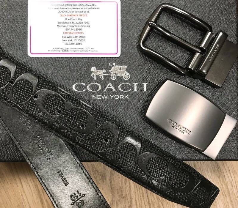 COACH BELT VALUE PACK BOX SET เซทเข็มขัด 2in1 Limited Edition จาก Coachในเซทมีหัวเข็มขัด2แบบ2สไตล์สวยน่าใช้ สายเข็มขัดสามารถกลับด้านใช้ได้2ด้านมี2ลายให้หนุ่มๆสลับใช้ได้ถึง4แบบในเซทเดียวไม่จำเจ สายเข็มขัดปรับระดับได้เจาะรูปเพิ่มได้ มาพร้อมกล่องเเละถุงกระดา
