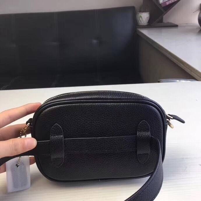 COACH JES CONVERTIBLE BELT BAG IN COLORBLOCK 2IN1 !! กระเป๋าคาดอก/สะพายข้าง ใช้ได้ถึง 2 แบบ!! คุ้มค่ามากที่สุด!! วัสดุหนัง pepble ดีไซน์เรียบ แต่หรู ภายในเป็นช่องโล่ง ใบนี้สาวๆที่ไม่ชอบพกของเยอะ เหมาะมากๆน้า 🙇♀️ ของดีราคาจับต้องได้ ไอเท็มนี