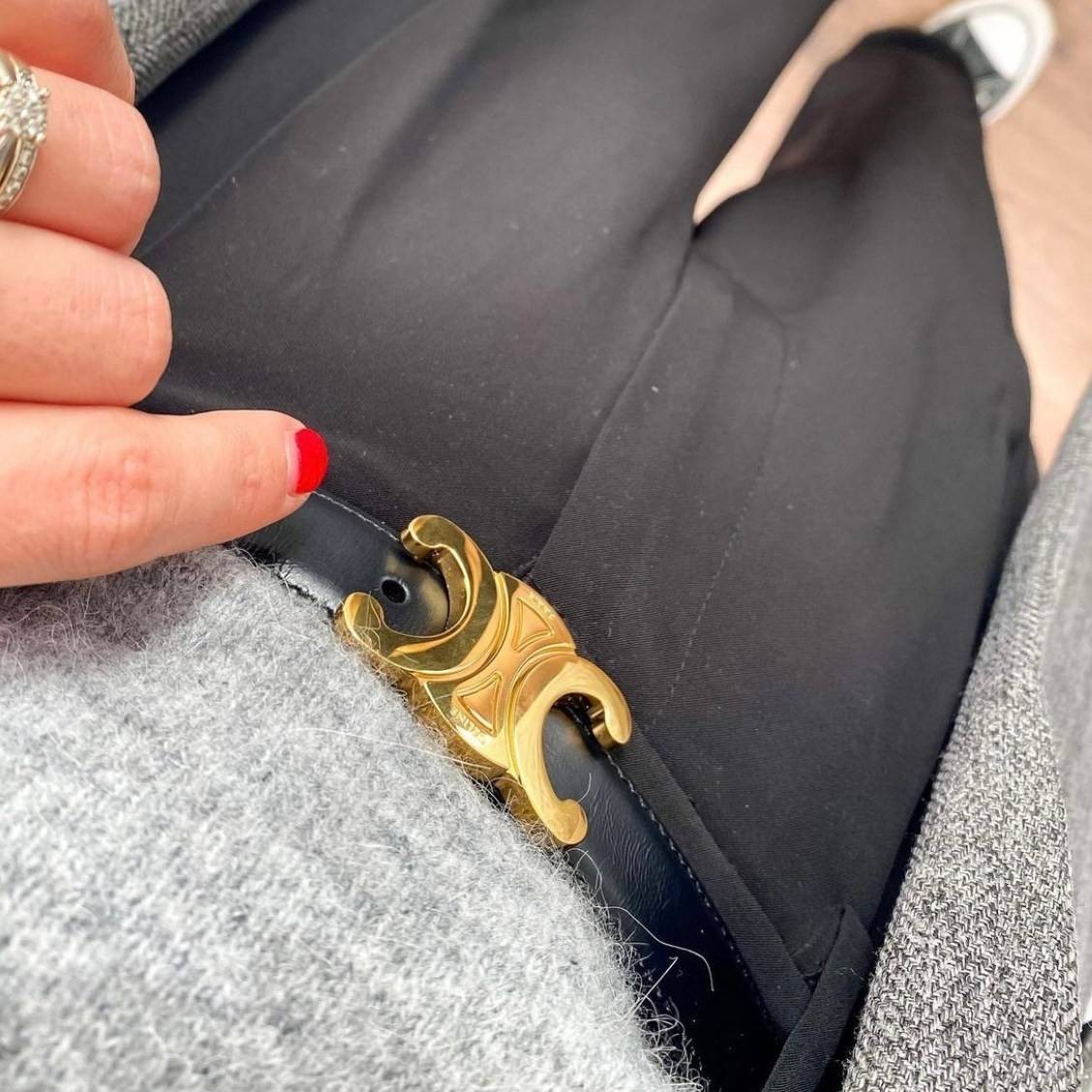 หนังแท้ CELINE BELT LOGO 25MM / Celine Vintage Logo Leather Belt ออริจินอลเกรด 1:1 หนังแท้ หัวเข็มขัดโลโก้แบรนด์แบบ 3D Vintage สีทอง ปั้มโลโก้คมชัดคล้ายของจริง สายปรับระดับได้ในดีไซน์เรียบหรูเข้ากับทุกลุ๊คใช้ได้ทั้งชายหญิง สินค้ามาพร้อม Original Package ม