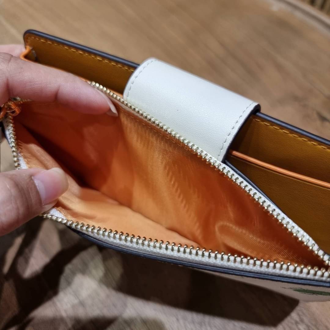 COACH C3371 TECH PHONE WALLET WITH SPACED WILDFLOWER ดีไซน์ใหม่ คอลเลคชั่นสวยหรู กระเป๋าสตางค์พร้อมสายคล้องมือ ง่ายต่อชีวิตมากจ้า!! มันดีอะไรเบอร์นี้ ใส่ได้ทั้งบัตร และโทรศัพท์ก็ใส่ได้ทุกรุ่น แถมยังมีช่องซิปแยกไปอีก ช่องเยอะไม่ต้องห่วงจริงๆ วัสดุหนังแคนวา