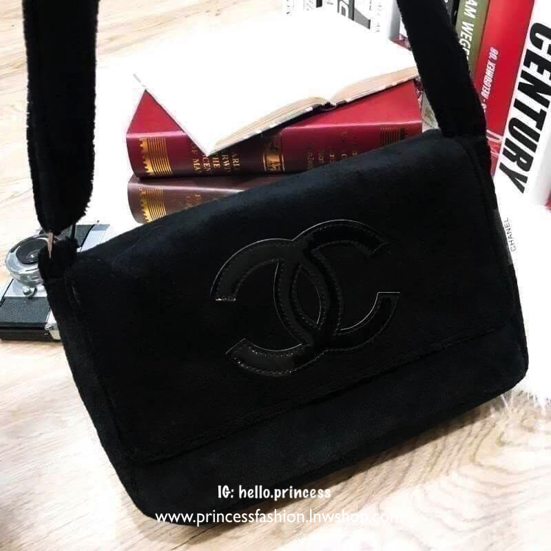 Chanel Beaute Crossbody Bag กระเป๋าถือหรือสะพายพรีเมี่ยมของเเท้จาก Chanel Cosmetic Counter VIP Gift รุ่นแนะนำวัสดุขนวูฟสีดำหนานุ่มตัดโลโก้แบรนด์หนังแก้วสวยโดดเด่น น้ำหนักเบา เปิดปิดด้วยฝาปิดกระดุมแม่เหล็ก ใบใหญ่กำลังดีใส่ ipad กระเป๋าสตางค์ใบยาว iphone เค