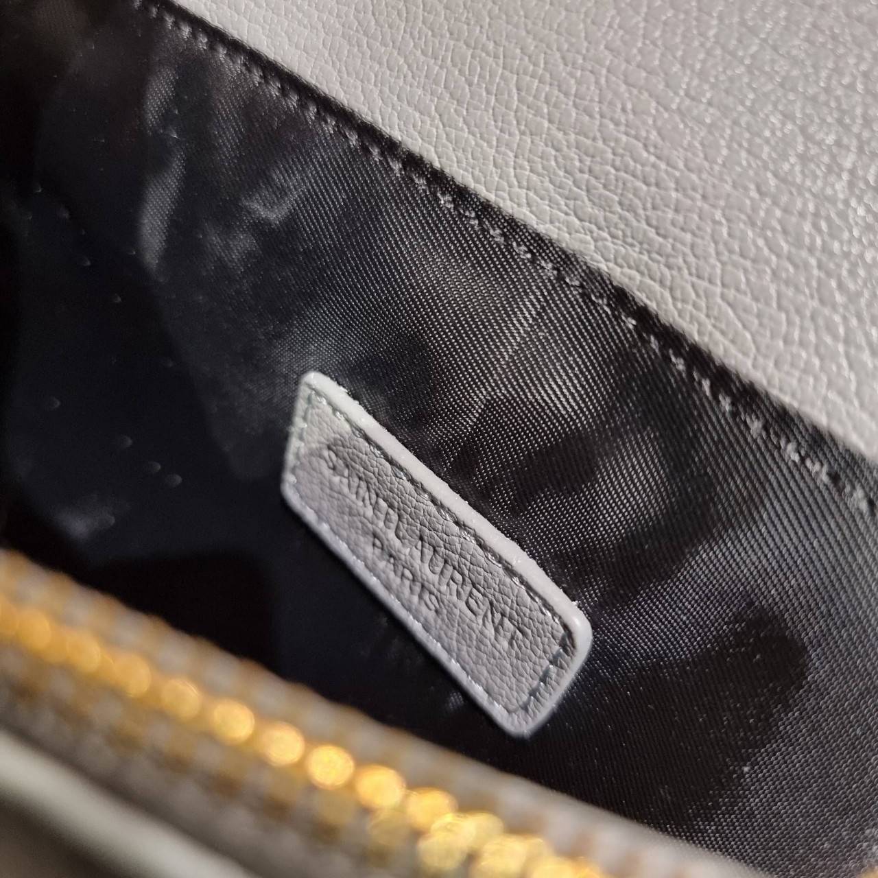 VIP 】หนังแท้ Yves Saint laurent crossbody boutique vip bag กระเป๋าสะพายไหล่ ดีไซน์ทรงสวยหรู พิเศษ แถมฟรี พวงกุญแจห้อยอะไหล่สีทอง ดูแพงไปหมดจริงๆไอเท็มนี้ วัสดุหนังสังเคราะห์ลายคาร์เวีย เปิด-ปิดด้วยกระดุมแม่เหล็ก ภายในโล่งกว้าง มาพร้อมหูจับในตัว และสายสะพา