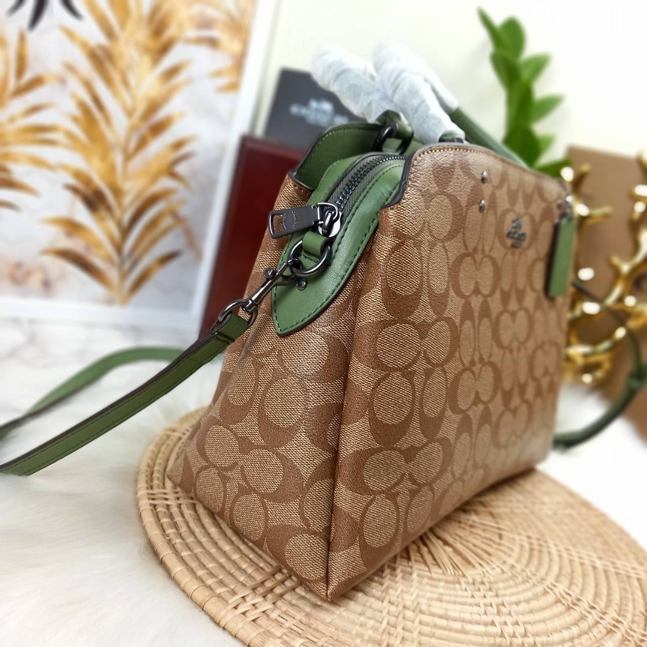 หัวใจจะวาย!! ละมุนมาก ลุคคุณหนูสุดๆ COACH MINI LILLIE CARRYALL (COACH F91494)🌺 ใช้ดีจนต้องบอกต่อ อีกแล้วจ้า ใครๆก็ถามหา😍>>>ทรงถัง รุ่นใหม่ 10 นิ้ว ขนาดกำลังดี เหมาะมือมาก มี 3 ช่องด้านใน ช่องกลาง เปิด-ปิด ด้วยซิป ส่วน 2 ช่องด้านข้