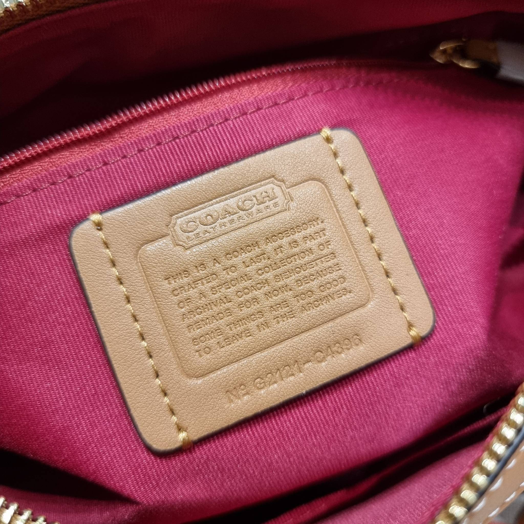 COACH C4396 ROWAN SATCHEL IN RAINBOW SIGNATURE CANVAS กระเป๋าทรงหมอนยอดฮิต คอลเลคชั่นที่สวยโดดเด่น ด้วยดีไซน์เรนโบว์ สดใส!! รูปทรงสวยงาม คลาสสิค และใช้งานได้อย่างกระฉับกระเฉง วัสดุหนังแคนวาสเคลือบลาย ทนทาน ภายในโล่งกว้าง มีช่องซิปและแบ่งสัดส่วนได้ลงตัว บอ