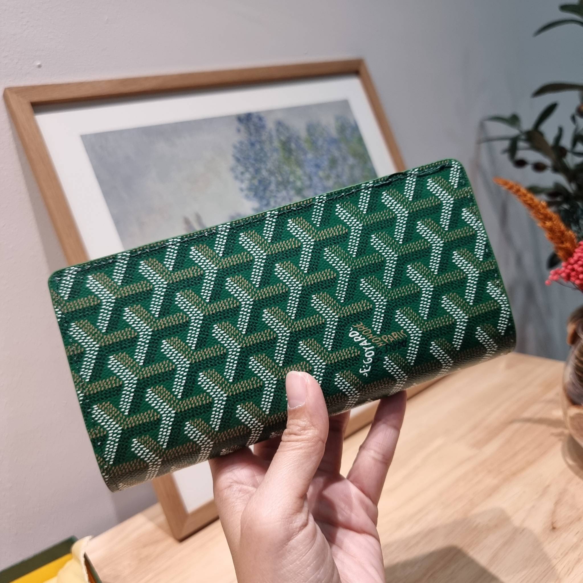 Goyard Bi Fold Long Wallet / GOYARD FLAP WALLET / Goyard Long Wallet กระเป๋าสตางค์ใบยาว รุ่น unisex ที่ใช้ได้ทั้งหนุ่มๆและสาวๆ ไอเท็มนี้ตอบโจทย์สำหรับคนที่ชอบเก็บบัตรเยอะๆ