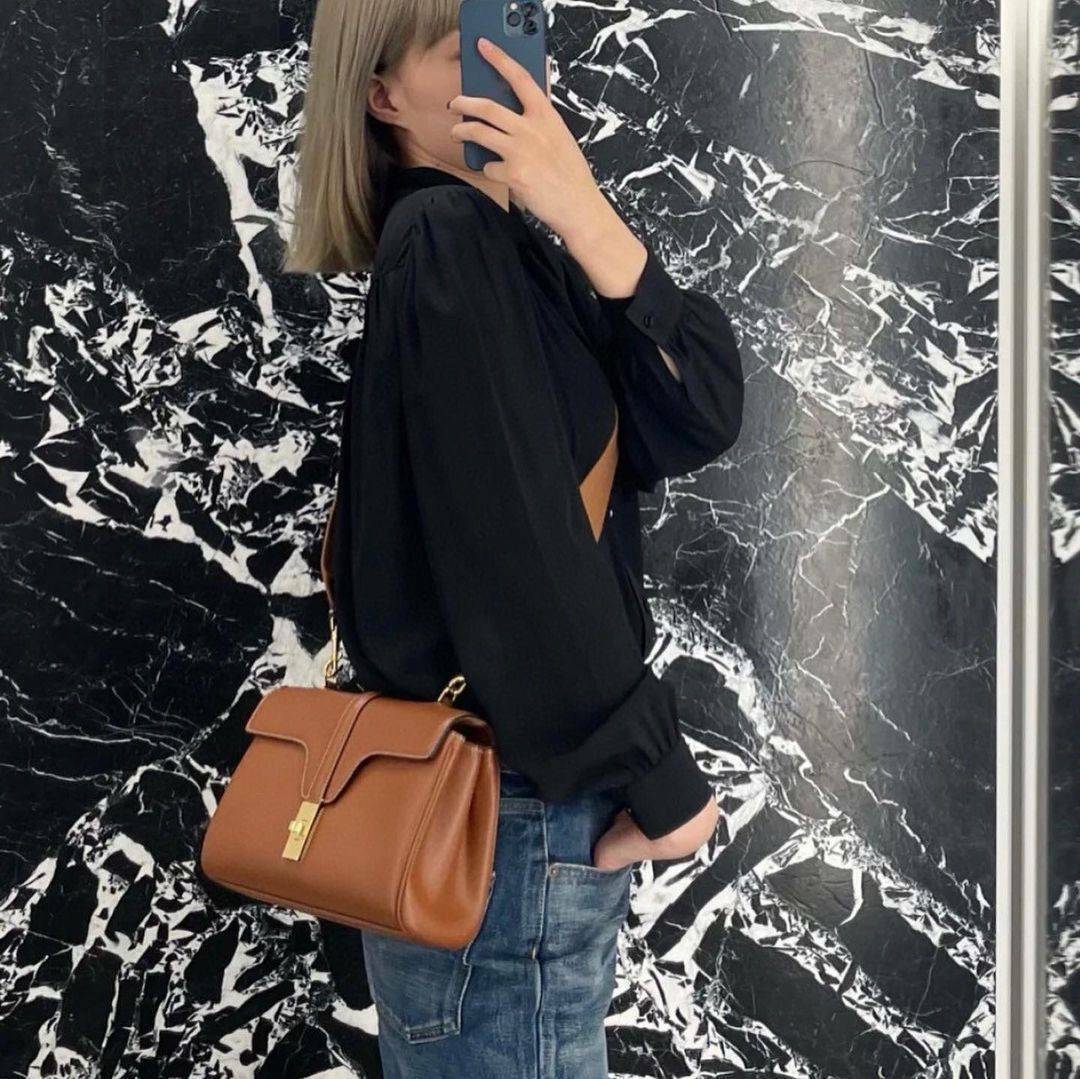 พร้อมส่งความสวย✴️นาทีนี้ต้อง CELINE TRIOMPHE CROSSBODY BAG SMOOTH CALFSKIN VIP GIFT WITH PURCHASE-GWP พรีเมี่ยมกิ๊ฟ Limited Edition จาก CELINE PERFUME DUTY FREE COUNTER วัสดุ หนังแท้ CALFSKIN ดีไซน์สวยหรูสุดคลาสสิคหนังเรียบสวยอยู่ทรงเปิดปิดด้วยฝาปิ