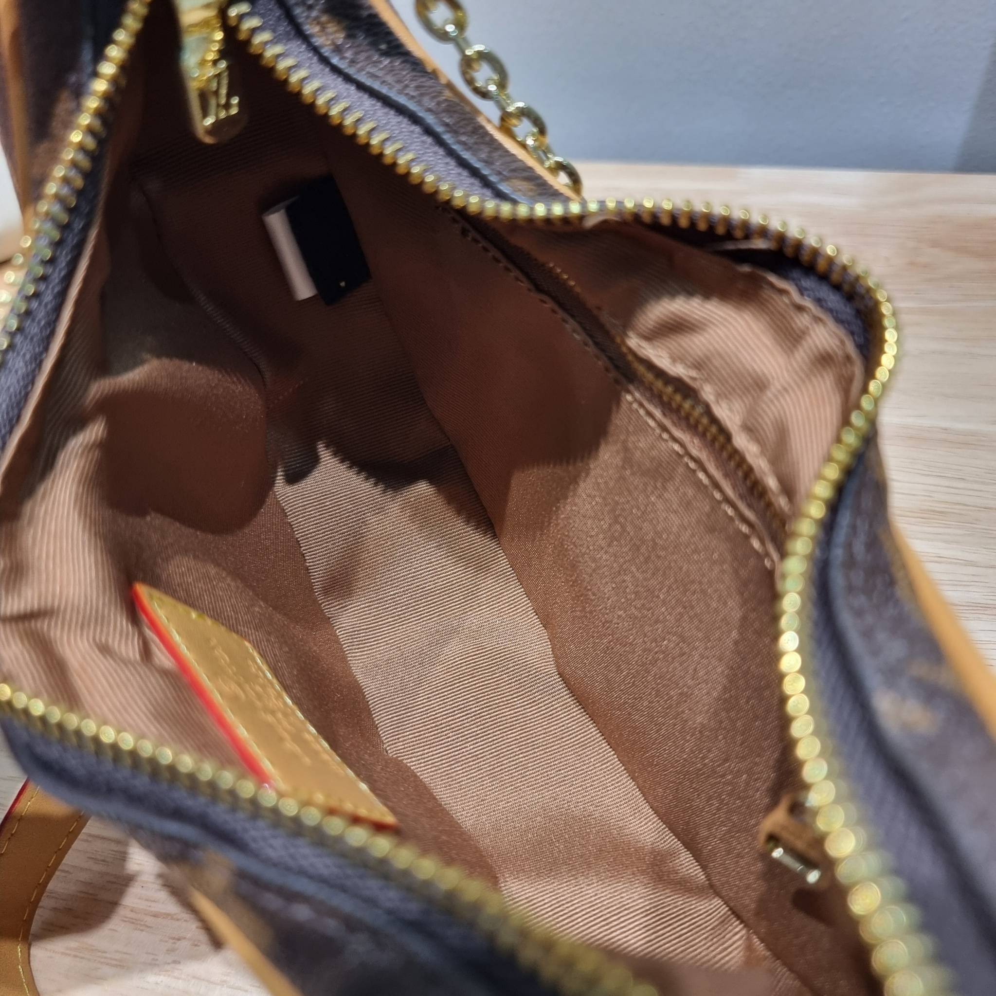 สุดยอดเดอะเบสท์ไอเท็ม ต้องยกให้เลย กับกระเป๋าสะพายทรงบาแกตต์ สวยหรู ดูแพงมาแต่ไกล LV loop bag ยังคงคลาสสิค ผู้ดี หรูหรา ขนาดกำลังพอดี ใส่โทรศัพท์ได้ทุกรุ่น วัสดุหนังแคนวาสคุณภาพ ด้านหน้ามีช่องซิปแยก สายสะพายมีมาให้ถึง 2 แบบ สลับใช้ได้เลยแบบไม่มีเบื่อ จะลุ