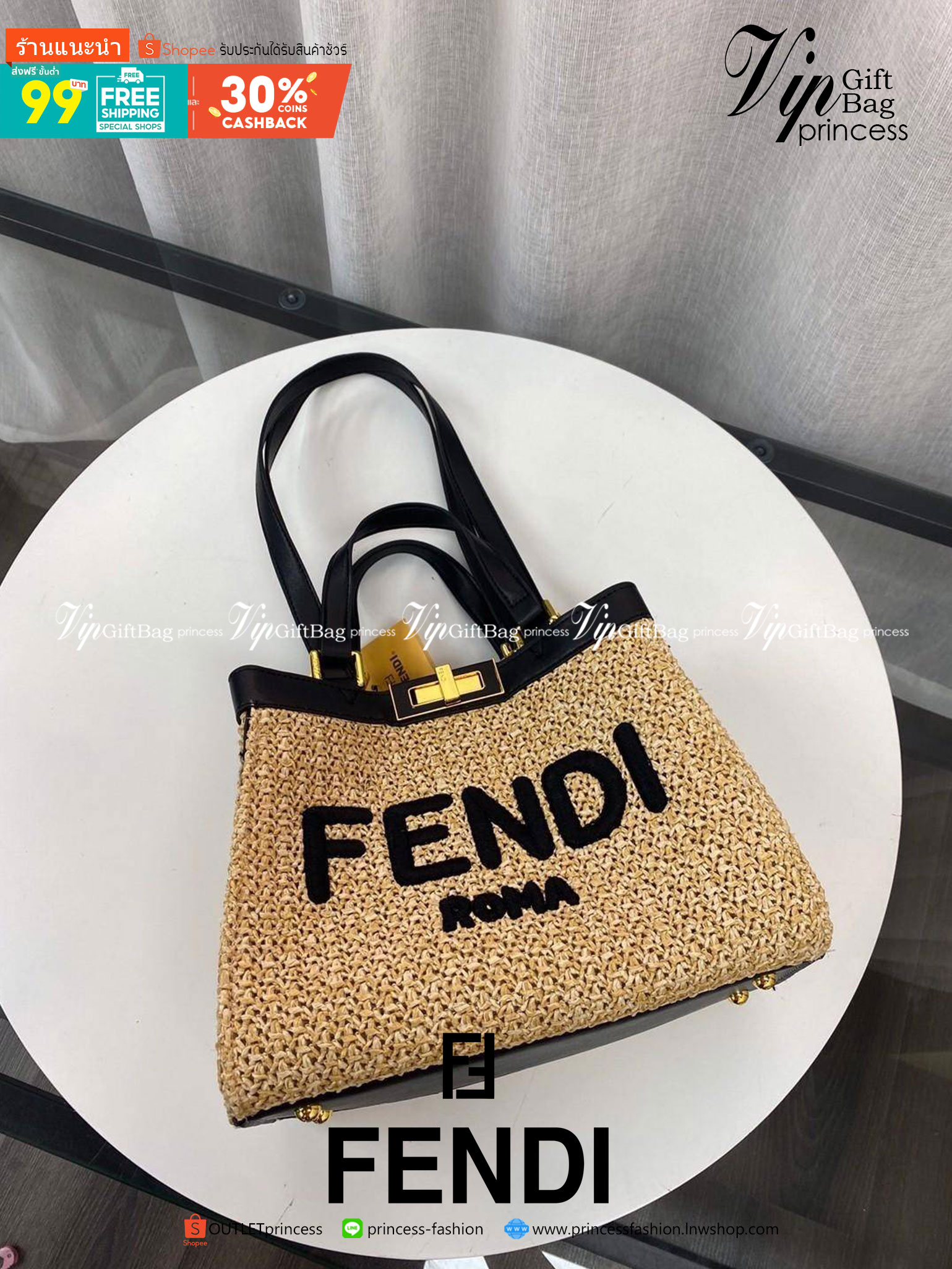 Fendi New Tote Gift bag กระเป๋าสานถือหรือสะพายข้าง ด้านหน้าปักโลโกแบรนด์ อะไหล่ทองหรูหรา น้ำหนักเบา ด้านในโล่ง จุของได้เยอะ สายสั้นสายยาวถอดสายไม่ได้ พับเก็บด้านในกระเป๋าได้ เหมาะกับวันสบายๆ ใบเดียวเที่ยวได้หมดไม่มีเอ้า จะถือหรือสะพายข้างก็เริ่ด ใบนี้เรีย