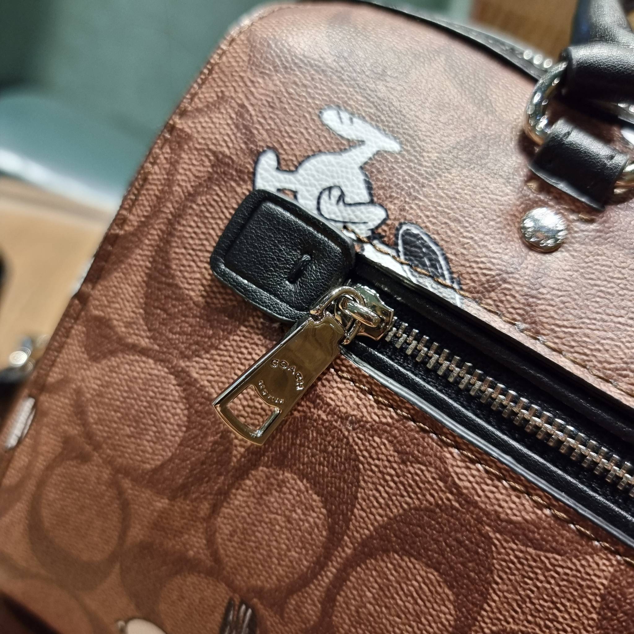 COACH C4118 COACH x PEANUTS ROWAN SATCHEL IN SIGNATURE CANVAS WITH SNOPPY PRINT สนูปพีที่สุดของคอลเลคชั่นแห่งความน่ารัก มาในดีไซน์ของกระเป๋าทรงหมอนยอดฮิต คลาสสิคใช้งานได้ไม่มีเบื่อ รอบนี้มาให้พร้อมสายสะพาย crossbody แบบสปอร์ต ทำให้ใช้งานได้อย่างกระฉับกระเ