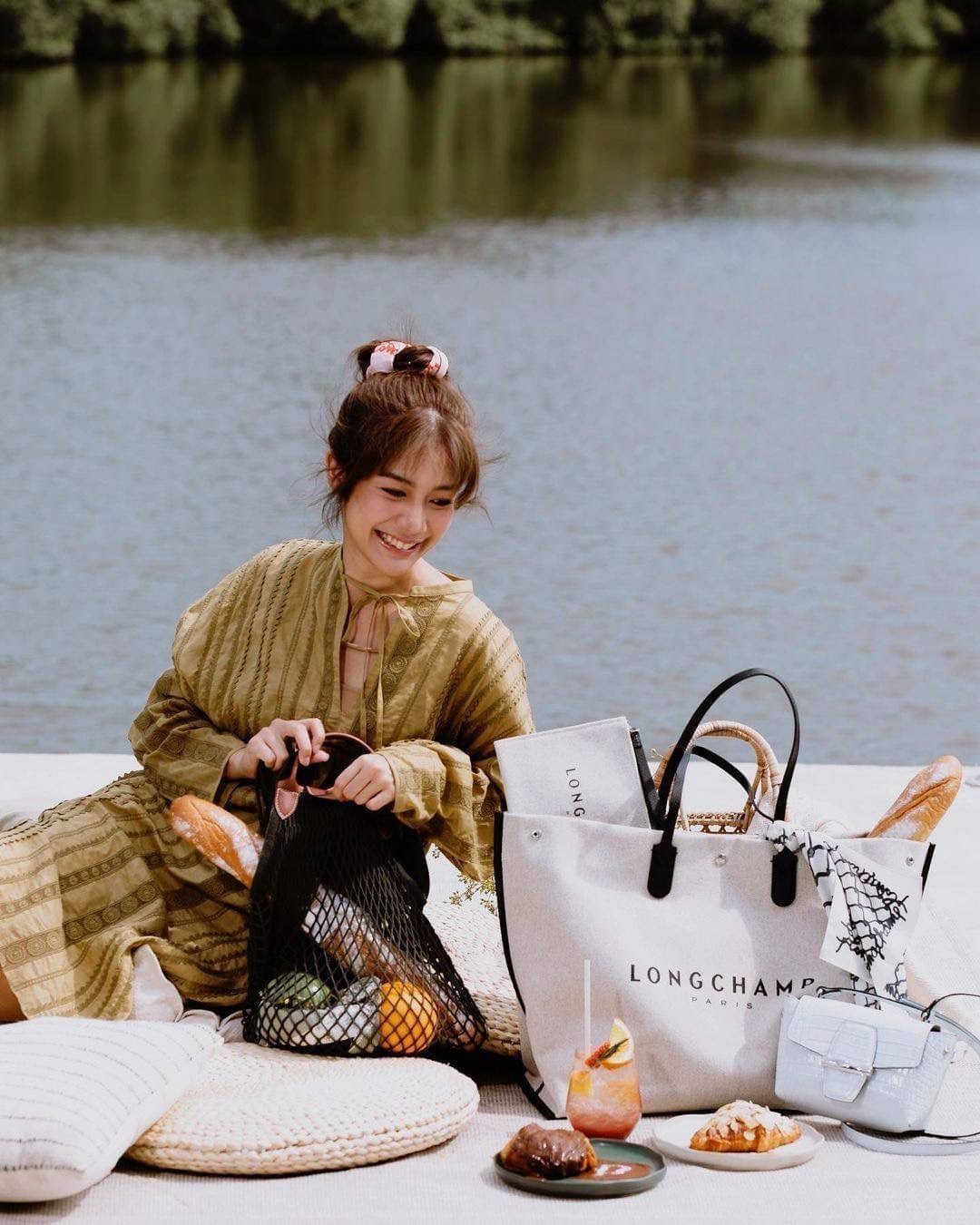 LONGCHAMP ESSENTIAL TOILE SHOULDER BAG L ECRU กระเป๋าสะพายข้าง รุ่นใหม่ล่าสุดทรงฮิต!! ฮิตกันมากๆในเหล่าบรรดาเซเลป วัสดุ Cotton Canvas & Grained cowhide ด้วยดีไซน์ทรงสวยคลาสสิค ขนาดกำลังดีเนื้อหนา ตั้งอยู่ทรง น้ำหนักเบา