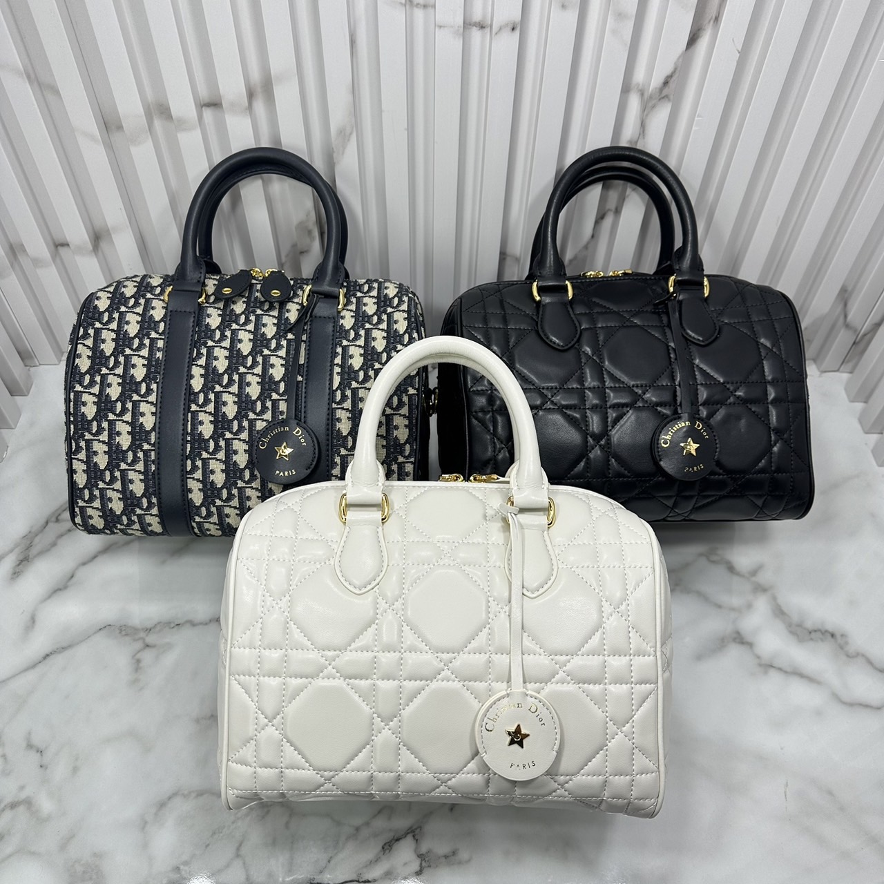 DIOR Groove 25 Bag / Dior Keepall Macrocannage Leather / Oblique Jacquard กระเป๋าสะพายทรงบอสตัน Keepall ทันสมัยและสง่างาม ใช้งานได้ทั้งแบบสะพายไหล่หรือสะพายแบบครอสบอดี้ เหมาะเป็นไอเทมคู่ใจในชีวิตประจำวัน เกรดออริ 1:1
