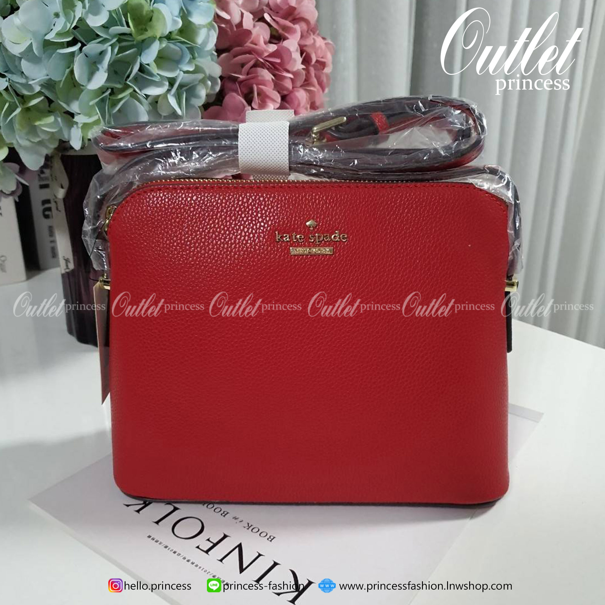 KATE SPADE CROSSBODY BAG แบรนด์ดังจากอเมริกาสุดฮิตของวัยรุ่น กระเป๋าสะพาย ขนาดน่ารักกำลังดี เปิดปิดด้วยซิปเดียวด้านบน ภายในมีช่องเล็ก1ช่อง ใส่มือถือได้ทุกรุ่นและกระเป๋าสตางยาวได้ ความยาวสาย 117cm ปรับได้ถึง5ระดับ รุ่นฮิตอีกรุ่นที่ไม่ควรพลาดเลยคร้า