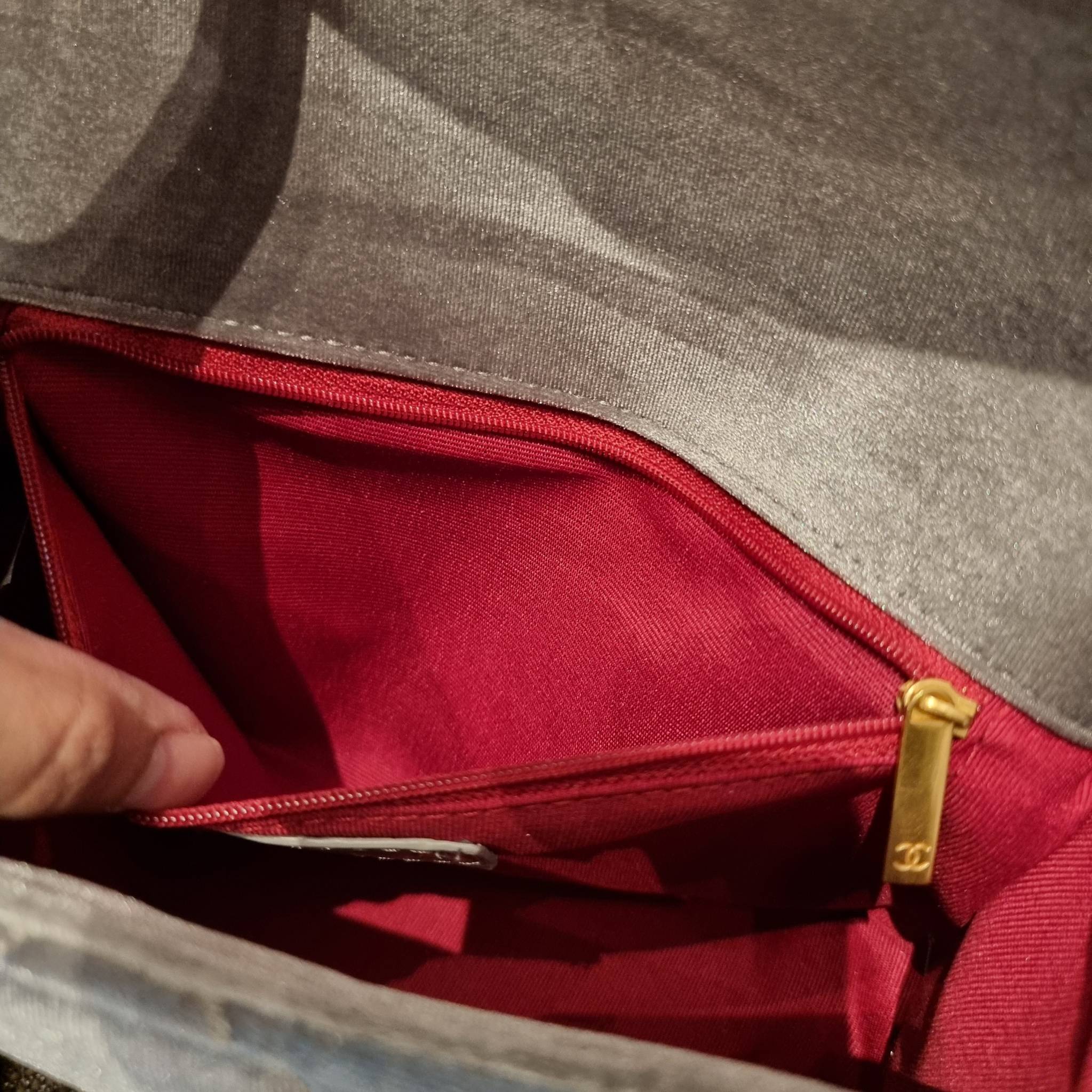 ไม่มองไม่เหลียวไม่ได้แล้ว!! ความหรูที่โดดเด่นจากผ้ากำมะหยี่ สร้างดีเทลผู้ดี ลูกคุณมากๆ Chanel vip boutique กระเป๋าสะพายจาก duty free ในราคาสุดประหยัด!! ดีไซน์เลิศ ตกแต่งด้วยโซ่ทูโทน ลงตัวแบบไม่มีที่ติ เปิด-ปิดด้วยตัวบิดล็อค ภายในโล่งกว้าง ใส่กระเป๋าสตางค์