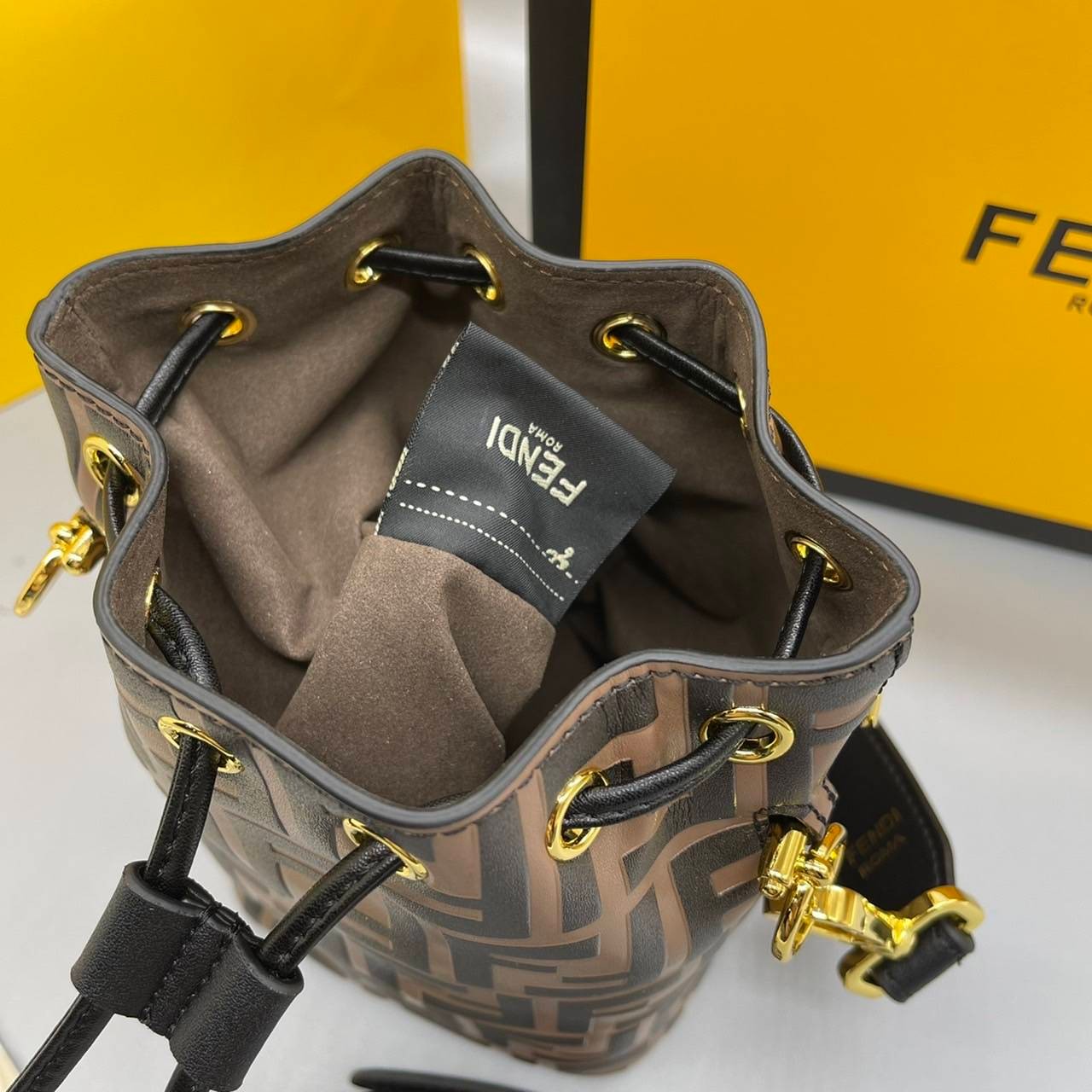 หนังแท้ FENDI Mon Tresor Brown leather mini-bag / FENDI MON TRESOR BUCKET BAG พร้อมส่งที่ไทย ภาพสินค้าถ่ายจากงานขายจริง ใช้งานต่างประเทศได้ค่ะ Small Mon Tresor bucket bag