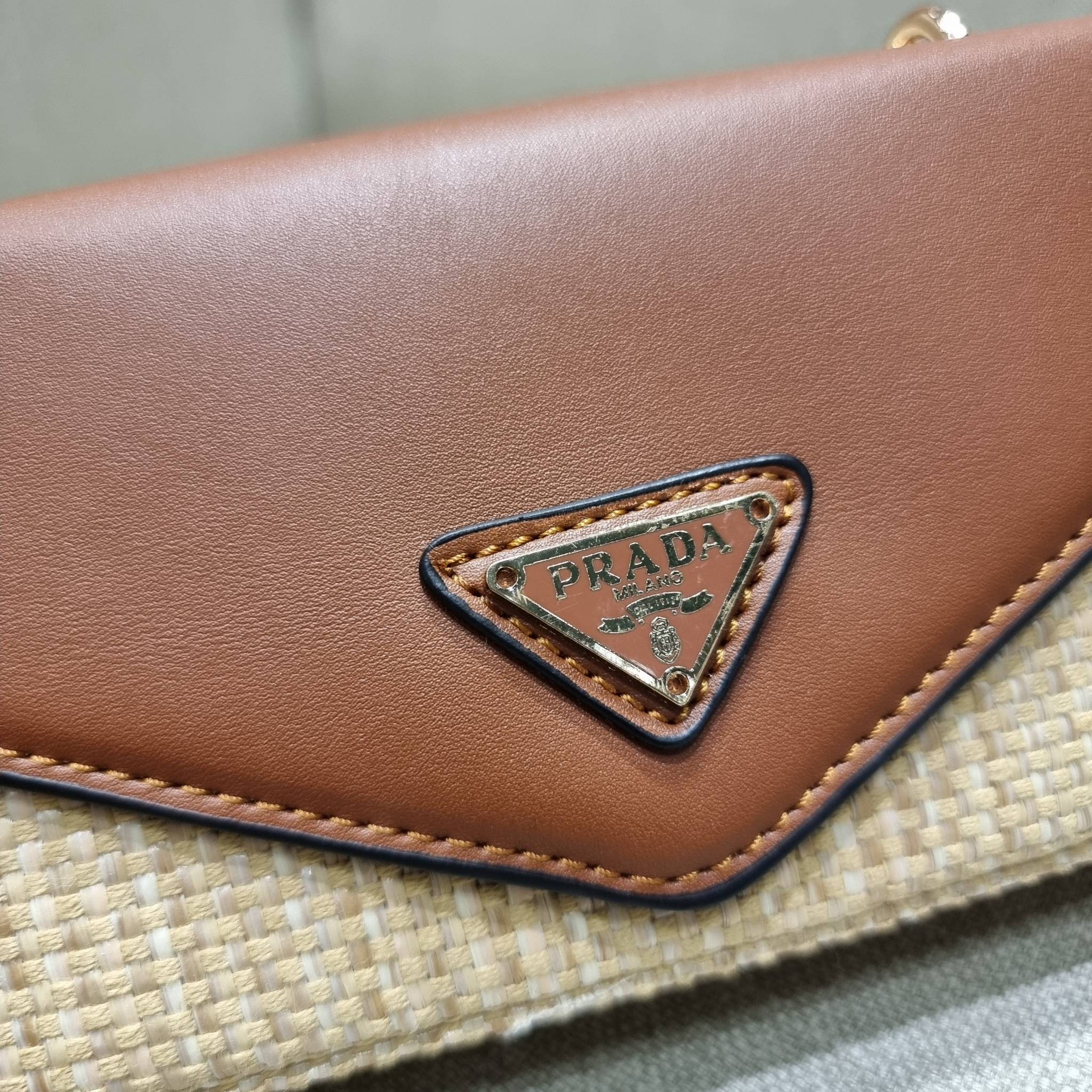 VIP 🥂 PRADA RAFFIA AND LEATHER SHOULDER BAG ลายสานกำลังฮิต! ปังไม่ไหว! ด้วยดีไซน์ล้ำทันสมัย ตกแต่งหนังแท้ผสานกับวัสดุจากธรรมชาติ ออกมาเป็นลายสานที่สวยหรู กับกระเป๋าสะพาย ไซส์กำลังน่ารัก ใส่โทรศัพท์ได้ พกพาง่าย เปิด-ปิดด้วยกระดุมแม่เหล็ก ภายในเป็นช