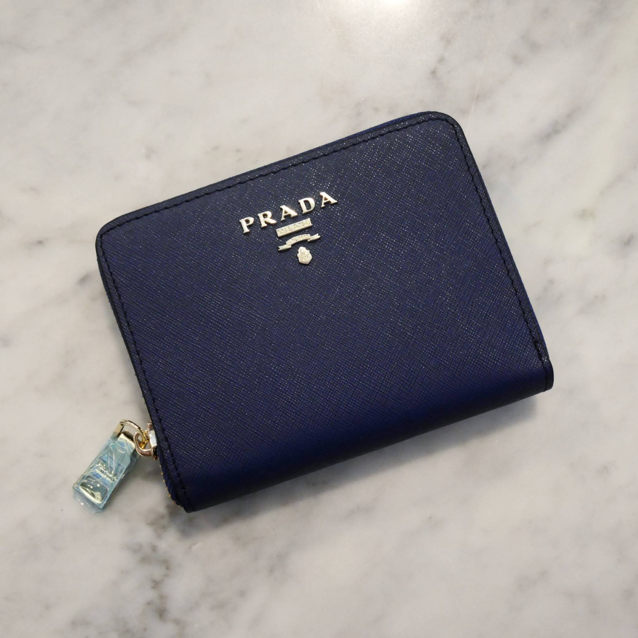 New Color•• รุ่นที่รอคอยสำหรับสาวๆที่ชอบ กปต.สั้น ก็มาแล้วค้า กับ Prada Short Saffiano wallet กระเป๋าสตางค์สั้น ขนาดกะทัดรัด เปิดปิดด้วยซิป อะไหล่ทอง ปั้มแบรนด์ ทั้งใบ **จุดเด่น มีช่องใส่รูปถ่าย ใส่บัตรได้หลายช่อง ด้านในมีช่องซิปแยกอีก1ช่องค้า อีกหนึ่งไอเ