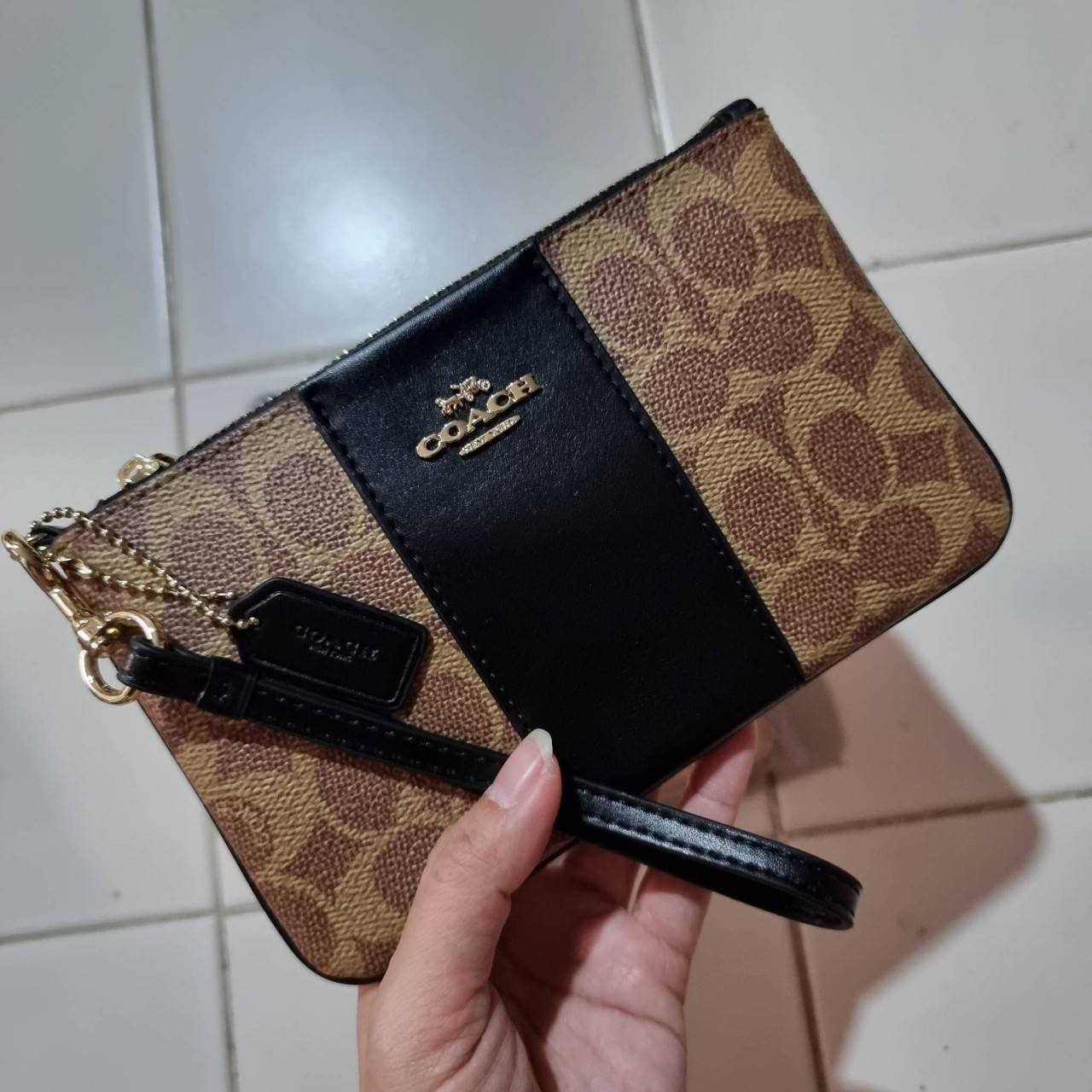 COACH 32445 SMALL WRISLET IN COLORBLOCK SIGNATURE CANVAS คอลเลคชั่นคัลเลอร์บล็อคสวยหรู ในรูปแบบกระเป๋าคล้องมือ ขนาดพกพา ไซส์กำลังสวยมากๆ พกง่ายไปเลยจ้า วัสดุหนังแคนวาส ตัดหนังแท้ ภายในโล่ง มีช่องใส่บัตร ตอบโจทย์สาวๆที่ไม่ชอบความพะรุงพะรัง พกใบนี้คือสะดวกส