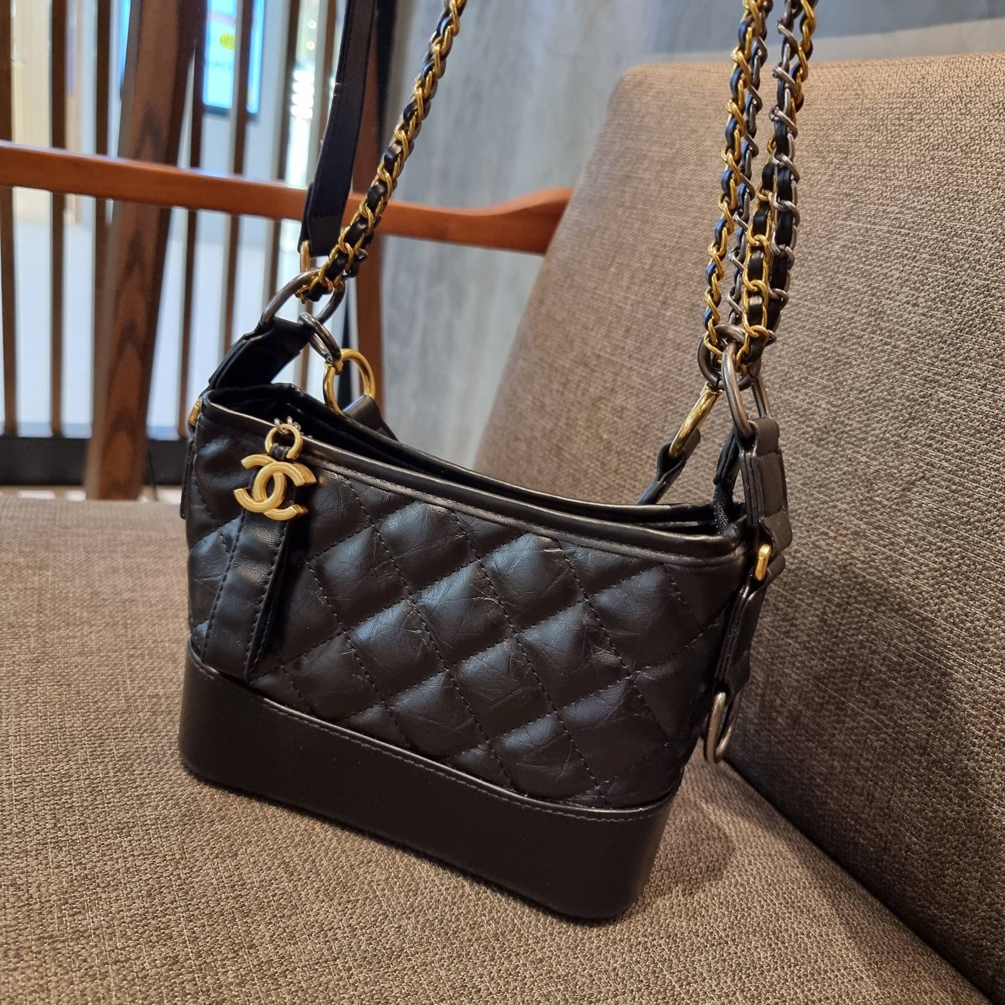 8" CHANEL SHOULDER BAG / CHANEL GABRIELLE HOBO BAG ไซส์คลาสสิค กระเป๋าสะพายข้าง/ไหล่ หนังสังเคราะห์ นิ่ม หรู มาพร้อมพวงกุญแจสัญลักษณ์แบรนด์ พิเศษ!! สายคล้อง jumbo font เพิ่มดีเทลความแพง อะไหล่พร้อมโซ่สะพายสีทองสลับสีเงินรมดำ สามารถสะพาย crossbody หรื