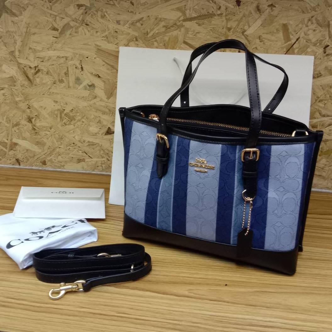 COACH Mollie Tote 25 In Signature Jacquard With Stripes พร้อมส่งที่ไทย ภาพสินค้าถ่ายจากงานขายจริง ใช้งานต่างประเทศได้