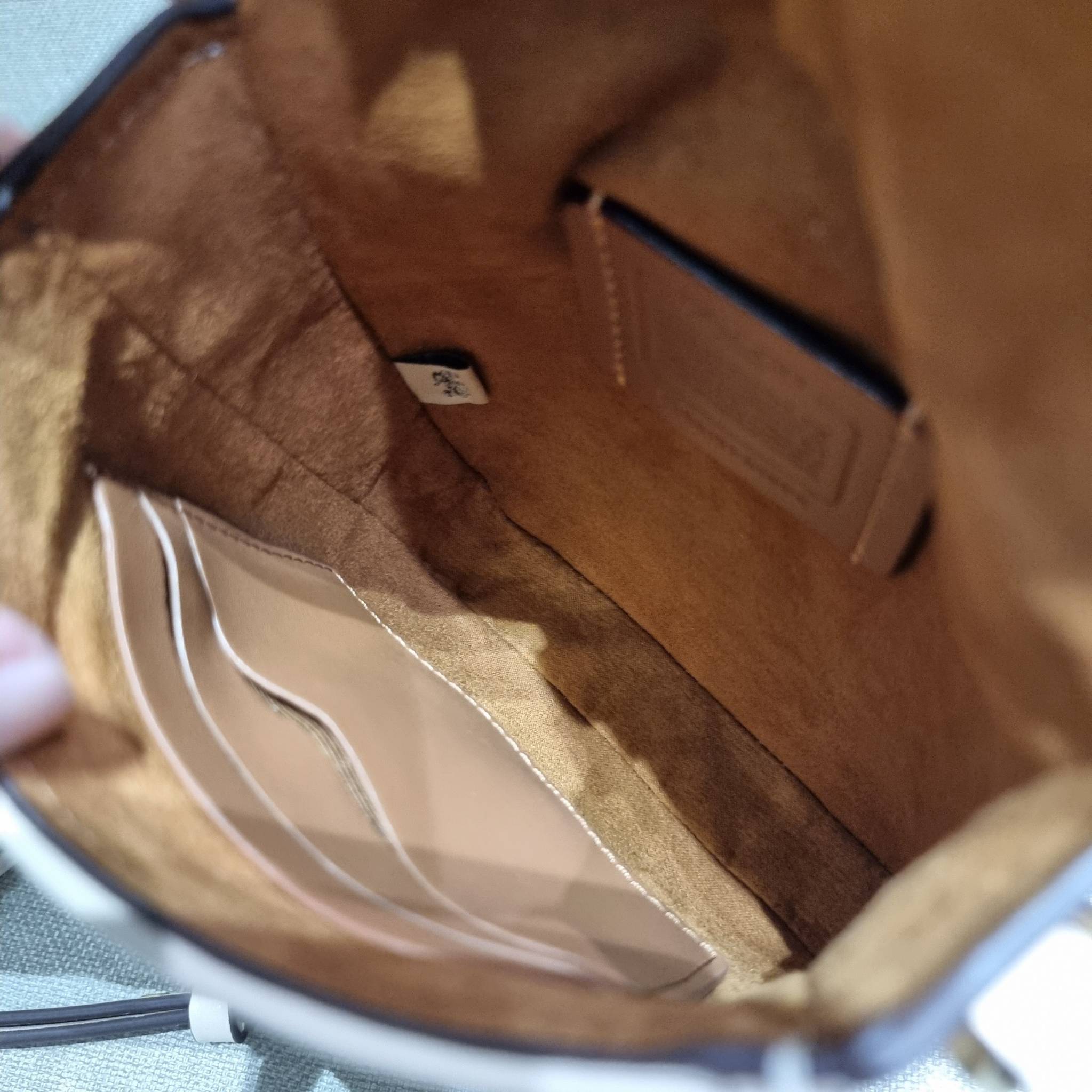 COACH CA191 TALL STUDIO CROSSBODY IN SIGNATURE JACQUARD กระเป๋าสะพายข้างไซส์มินิ ดีไซน์ลูกคุณหนู น่ารักที่สุด!! น่าใช้ไม่อยากวาง!! ดีไซน์รูปทรงกำลังสวย ใช้งานสะดวกด้วยตัวกดเลื่อนล็อค วัสดุผ้า jacquard สลับหนังแท้ มาพร้อมสายสะพายข้างในตัว ใส่ของสำคัญแบบพกพ