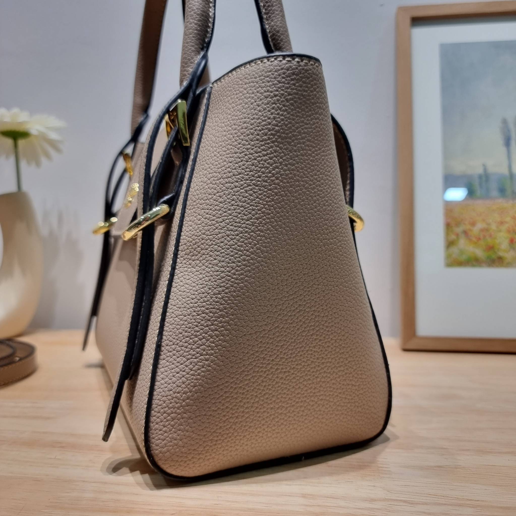 PRADA Saffiano leather bag / Prada leather bag กระเป๋าถือ/สะพายล่าสุด ที่ดีไซน์เรียบหรู สวยคมชัด เต็มไปด้วยดีเทลน่าใช้ สายคล้องไหล่ที่สามารถถอดออกได้