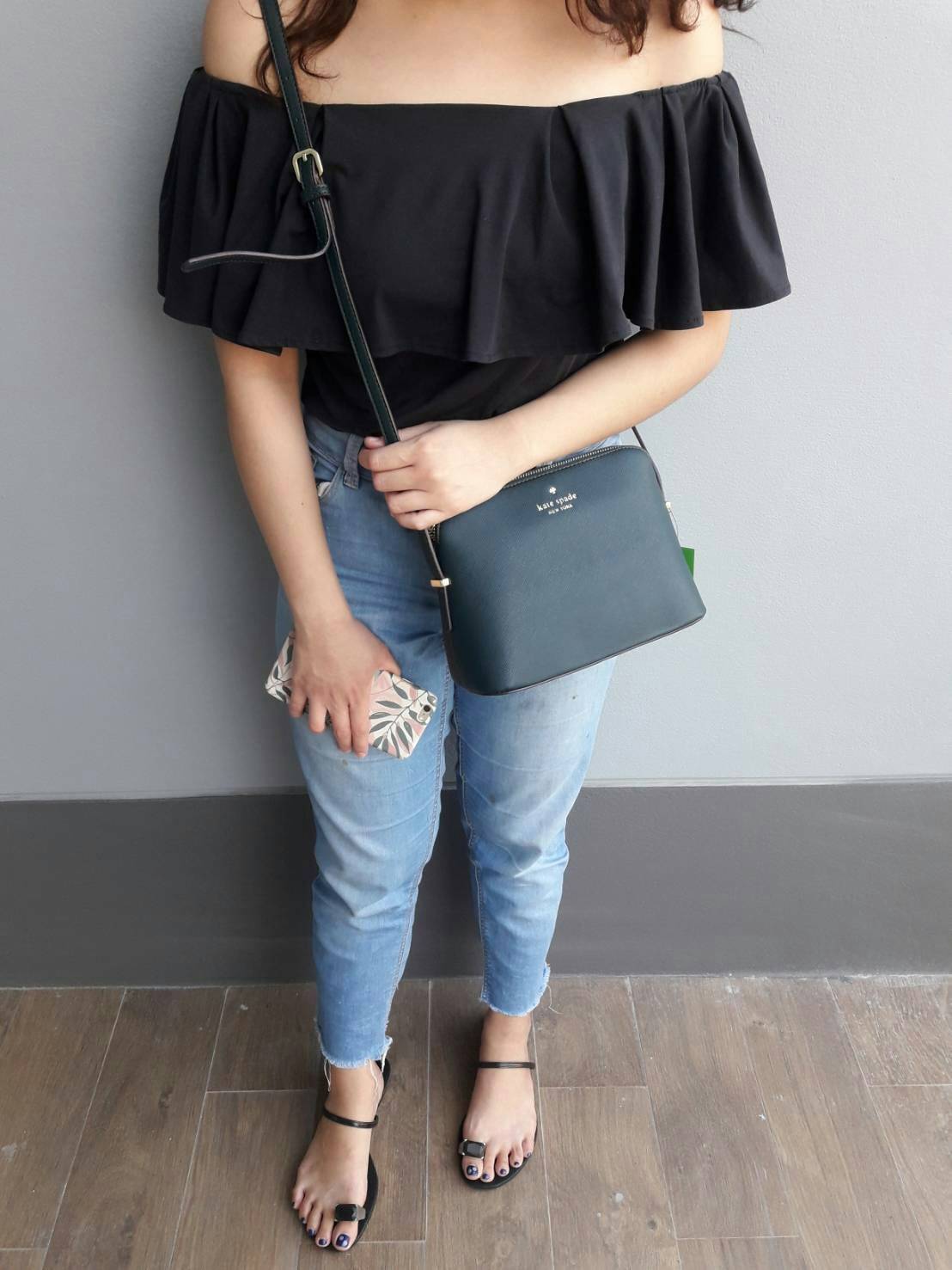 KATE SPADE CEDAR STREET MANDY กระเป๋าสะพาย แบรนด์ดังจากอเมริกา ขนาดกำลังน่ารัก วัสดุหนังลาย saffiano สวยอยู่ทรง ด้านหน้ามี logo brand สีทอง เปิดปิดด้วยซิปภายในโล่ง + ช่องเล็กใส่ของจุกจิก ใส่กระเป๋าสตางค์ใบยาวได้ ผ้าบุลายจุดสีทองดูหรูหรา ใบนี้ mix&match ได