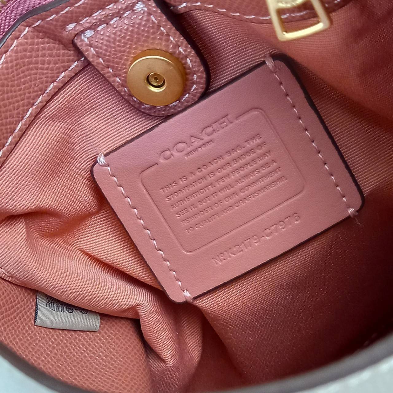 COACH SMALL TOWN BUCKET BAG WITH HEART PETAL PRINT(C7975//C7976)🌺💞กระเป๋าถือ กระเป๋าสะพาย ทรงฮิตยอดนิยมตลอดกาล>>ปริ้นลายดอกไม้รูปหัวใจมินิ น่ารักเกินเบอร์มาก🥰 ไม่ว่าจะออกมาคอลเลคชั่นไหนๆ ก็ครองใจสาวๆไปได้ทุกรุ่น/ วัสดุหนังแคน