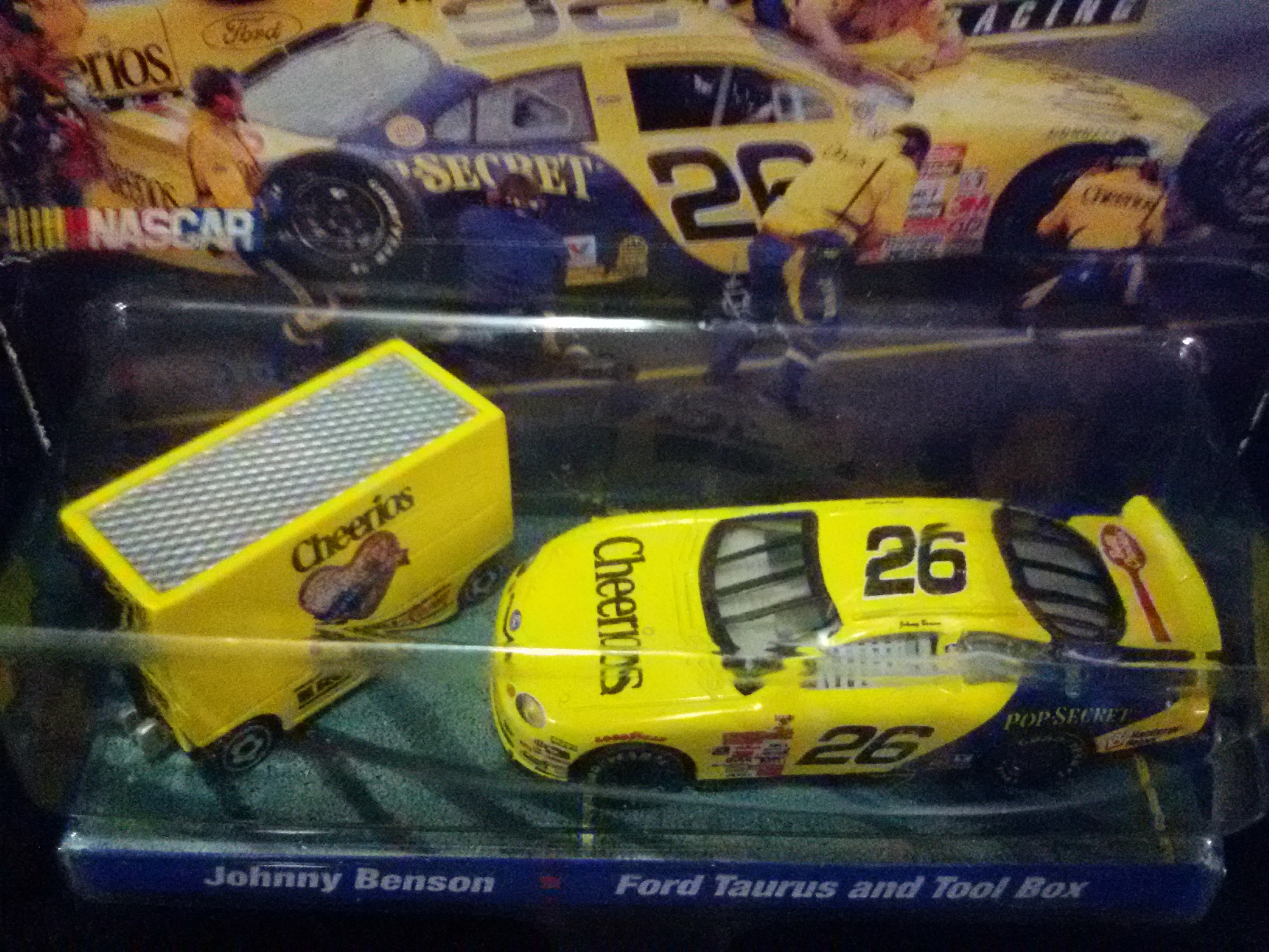 รถเหล็ก Nascar Hot Wheels Pro Racing Pit Crew - Johnny Benson #26 Cheerios Ford Taurus 1:64 Die-Cast Car w/Tool Box
