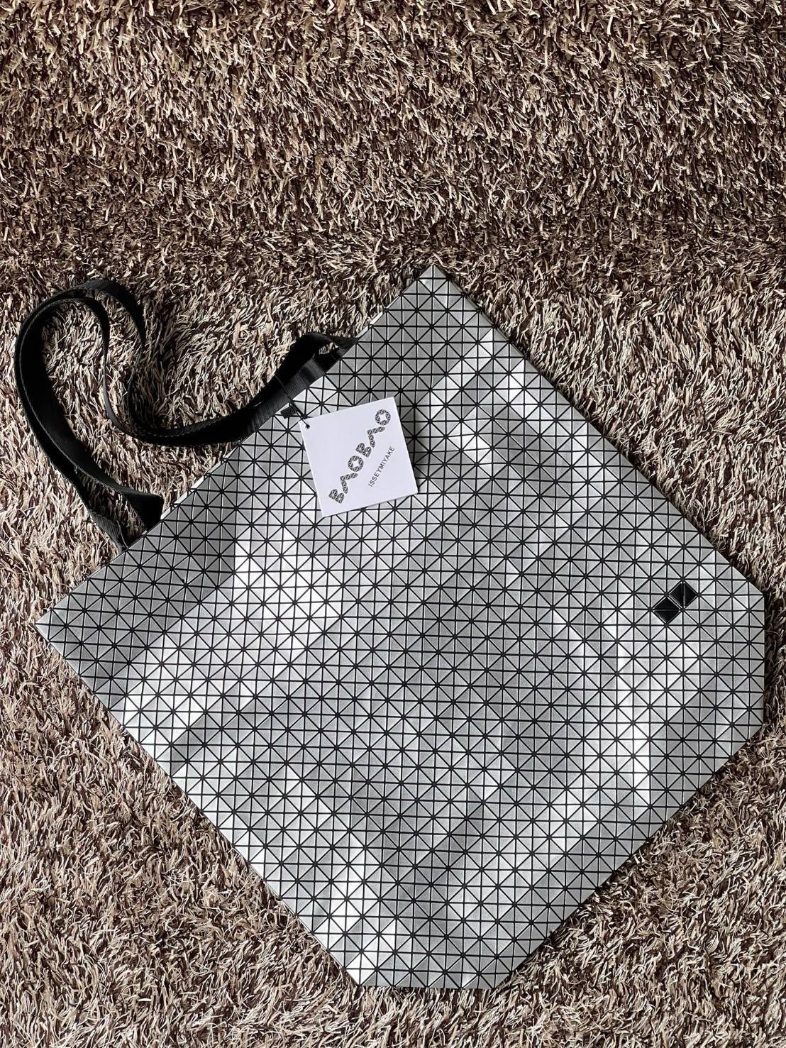 ORI 🥂 Baobao Issey Miyake Cart geometric tote bag / Miyake Cart Tote Bag รูปทรงที่สร้างขึ้นโดยบังเอิญ' เสื้อผ้าที่มีโครงสร้างและได้รับการออกแบบทางวิศวกรรมอันเป็นเอกลักษณ์ของแบรนด์ ส่งต่อไปยังเครื่องประดับที่น่าประทับใจและไร้กาลเวลาเหล่านี้ กร