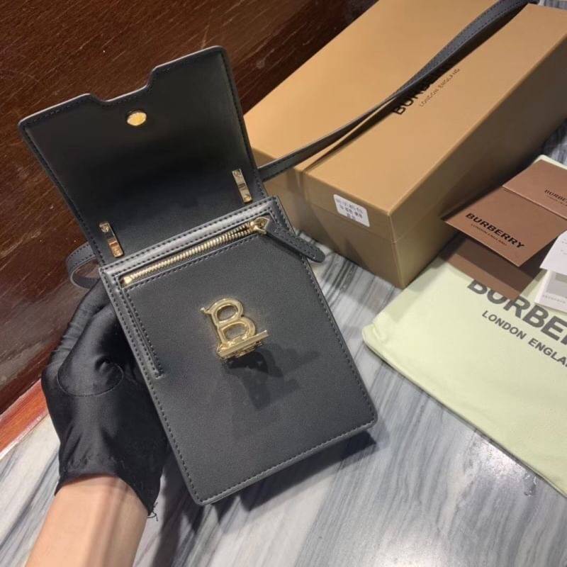 BURBERRY FRAGRANCES CROSSBODY BAG VIP GIFT WITH PURCHASE (GWP) กระเป๋าสะพายพรีเมี่ยมกิ๊ฟ Limited Edition จากน้ำหอม BURBERRY DUTY FREE วัสดุหนังแท้ ทรงเหลี่ยมแนวตั้งดีไซน์สวยหรูอยู่ทรงมีโลโก้แบรนด์ด้านหน้า