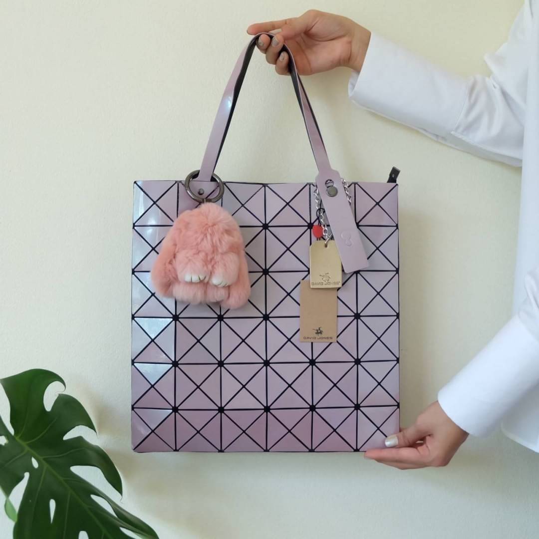 David Jones รุ่น Candy color ใบนี้ มาพร้อมกับน้องกระต่าย DV ขนฟู นิ่มๆ สีเข้า set กับกระเป๋าคะ