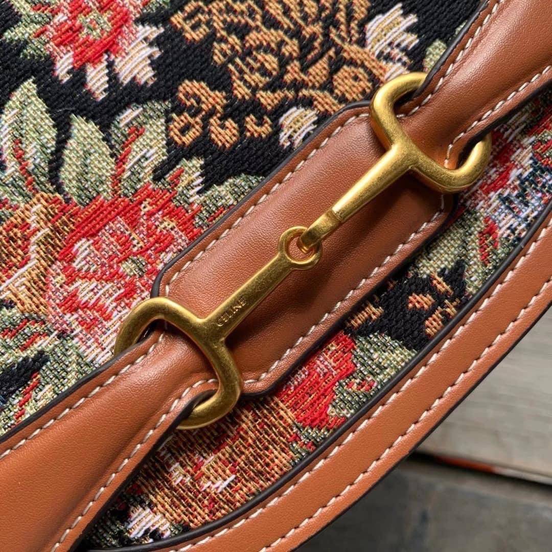 VIP 】หนังแท้ CELINE CROSSBODY BAG CELINE CRECY IN MAILLOM TRIOMPHE JACQUARD AND CAFTSKIN BAG กระเป๋าสะพายทรงสวยหรูอยู่ทรงเปิดปิดด้วยฝาปิดกระดุมโลโก้แบรนด์ ภายในโล่ง ขนาดกะทัดรัด น่ารัก สายสะพายหนังยาวปรับระดับได้จะสะพายไหล่หรือ CROSSBODY ก็ดูดี ตัวจริงสวย