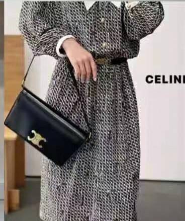 CELINE TRAPEZE TRIOMPHE BAG ดีไซน์เรียบหรู Timeless โดดเด่นมีเอกลักษณ์ ใช้ได้หลายโอกาส แมทช์กับการแต่งตัวง่าย จึงครองใจสาว ๆ ได้ไม่ยาก โดยเป็นกระเป๋าสะพายไหล่ที่อัดแน่นด้วยกลิ่นอายความคลาสสิกและหรูหราตามแบบฉบับของ Celine ด้านหน้าตกแต่งด้วยโลโก้สีทองโดดเด่
