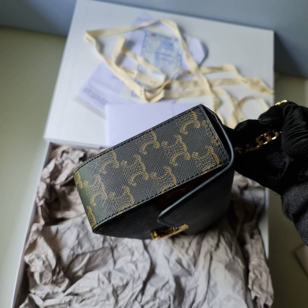 CELINE Women Chain Bag Triomphe in Triomphe Canvas-Tan / CELINE TRIOMPHE CHAIN SHOULDER BAG / CELINE WOMEN WINTER 21 ก็ปังๆ ยาวๆ ไปเลยสิคะ กระเป๋าดีไซส์ใหม่ ใหญ่กว่าเดิม จุของได้เยอะ งานหนังแคนวาสสวยหรู สวยมากกก เก๋มาก ต้องมีแล้วค่าา แบบใหม่ล่าสุด งานพึ่ง