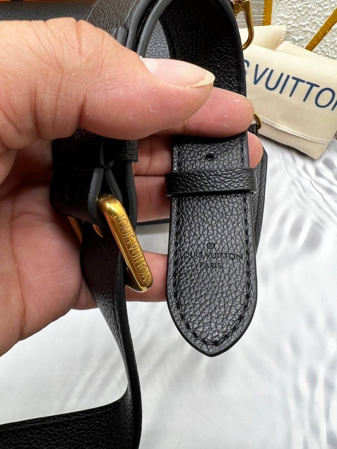 LV Twist Bag 27cm กระเป๋าสะพายดีไซส์เรียบหรูดูแพง ต้องยกให้รุ่นนี้ โลโก้อะไหล่สีทองหรูหราโดดเด่น ที่สุดของความสวยคลาสสิคย้อนยุค ภายในเป็นช่องโล่ง ควรมีติดตู้ไว้ซักใบค่ะ