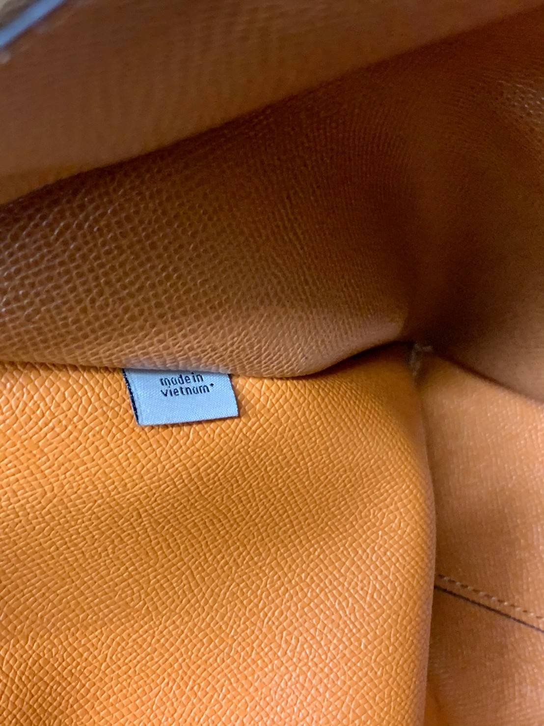 COACH MOLLIE TOTE IN SIGNATURE CANVAS ((1665)) พร้อมส่งอีกครั้ง ห้ามพลาดค่า! กระเป๋าหิ้ว//คล้องไหล่ ใบใหญ่ ทรงTote หนังแท้นิ่มอย่างดีค่ะ ภายในแบ่ง2ช่องใหญ่ สามารถใส่ A4ได้เลย ช่องกว้างมากๆ มีช่องกระเป๋าซิปกลางให้ใส่ของอีกช่องนะคะ